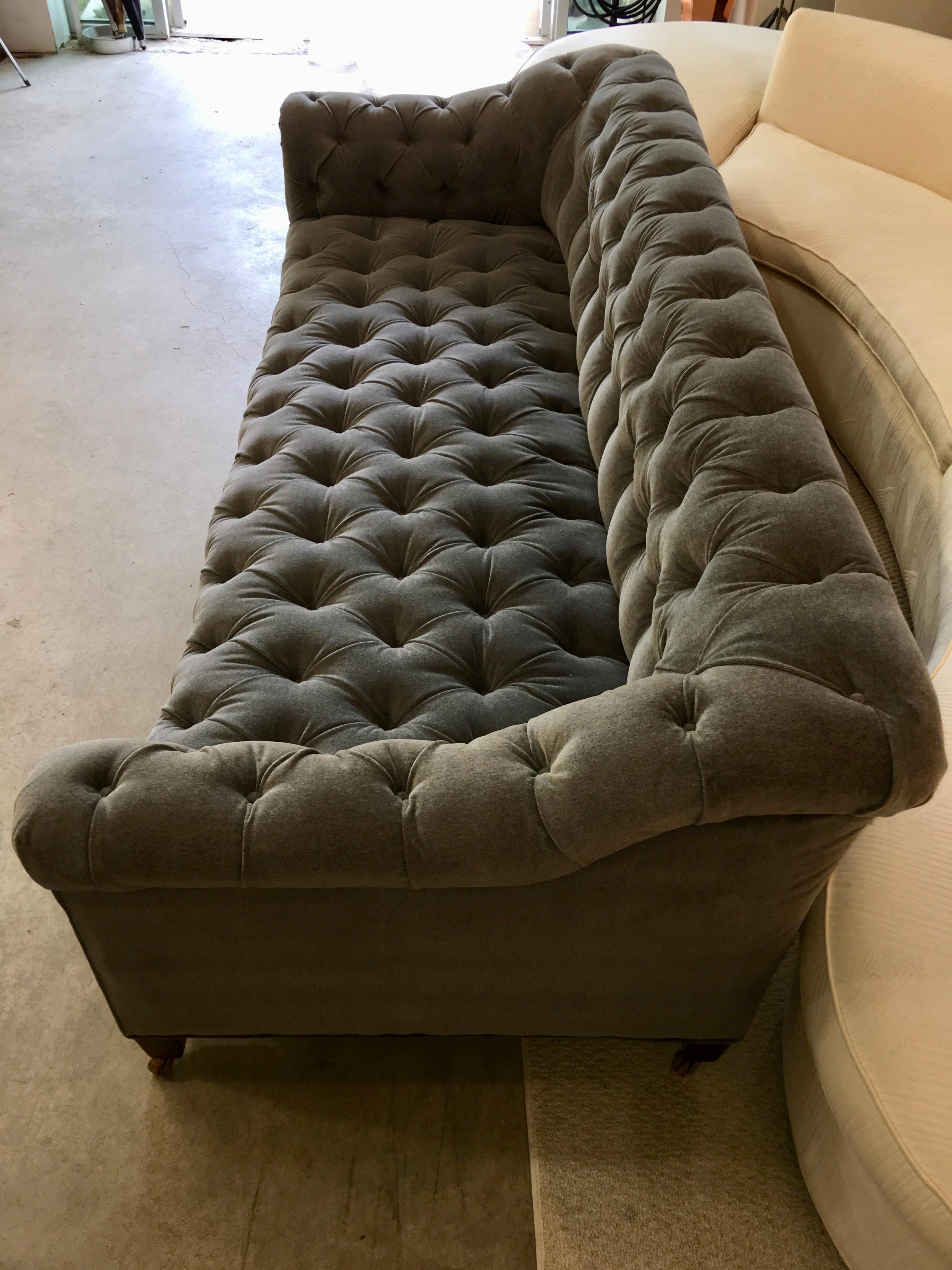 Canapé Chesterfield gris mohair 19ème siècle en vente 4