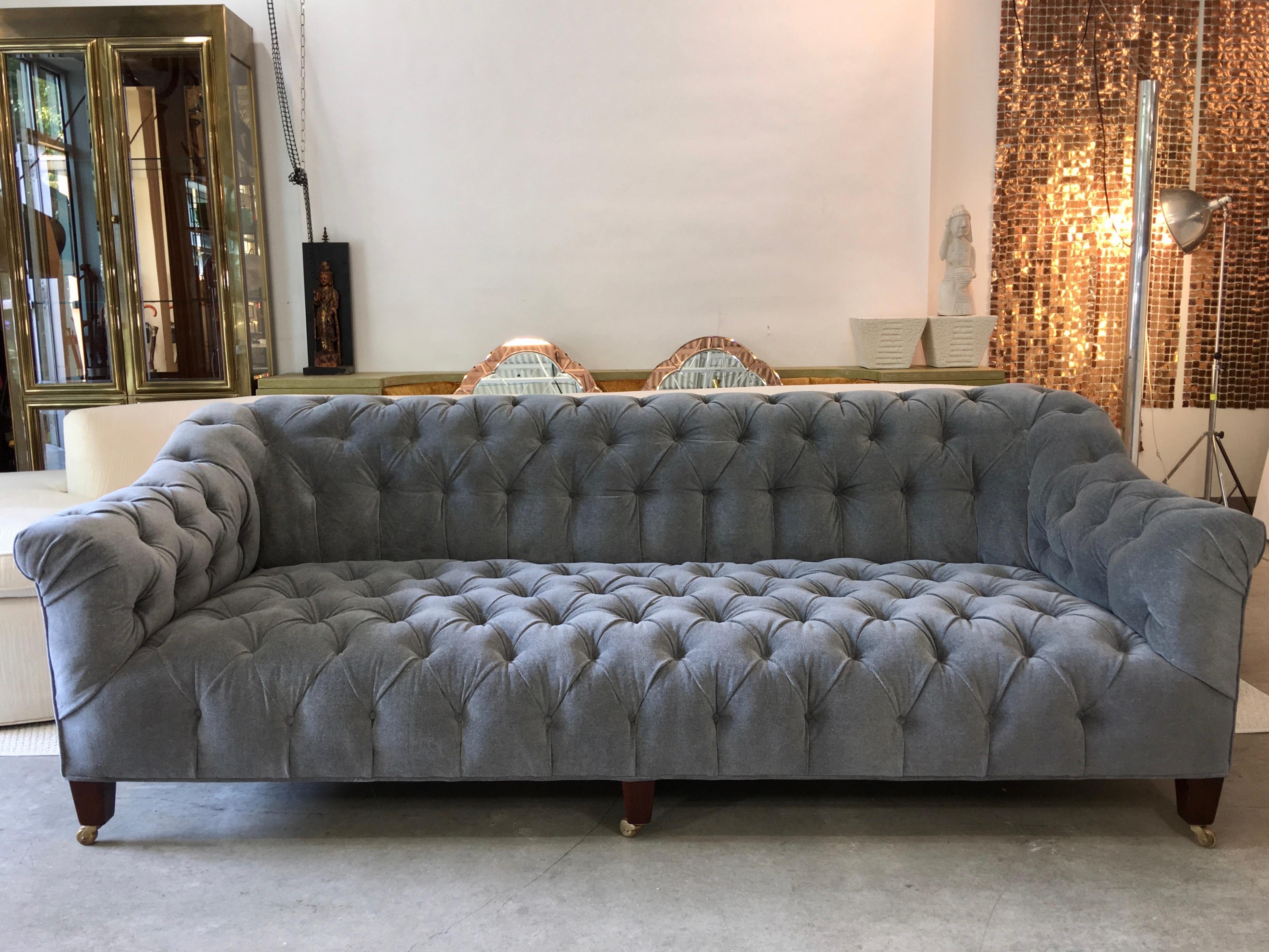 Chesterfield Sofa aus grauem Mohair in Grau, 19. Jahrhundert im Zustand „Gut“ im Angebot in Hanover, MA