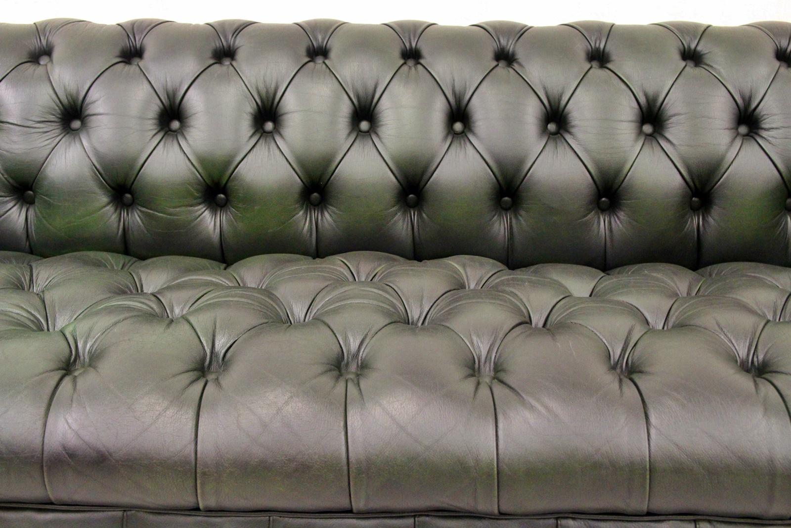 Chesterfield real leather threesome sofa
in original design.

Condition: The sofa is in a very good condition (Mint condition)
sofa
Measures: Height x 73cm, length x 190cm, depth x 85cm
Upholstery is in good condition with patina (see
