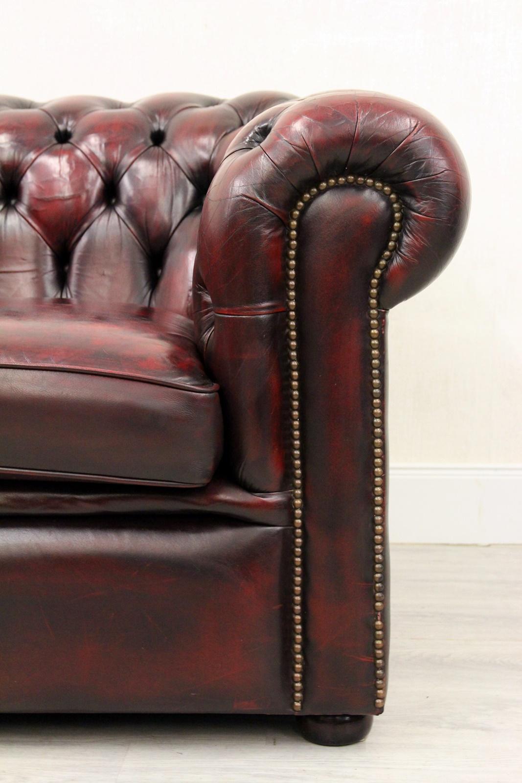 Chesterfield real leather two-seat sofa
in original design.

Condition: The sofa is in good condition (patina)
sofa
Measures: Height x 75cm length x 180cm depth x 90cm
Upholstery is in good condition with beautiful patina (see photos).
Color: