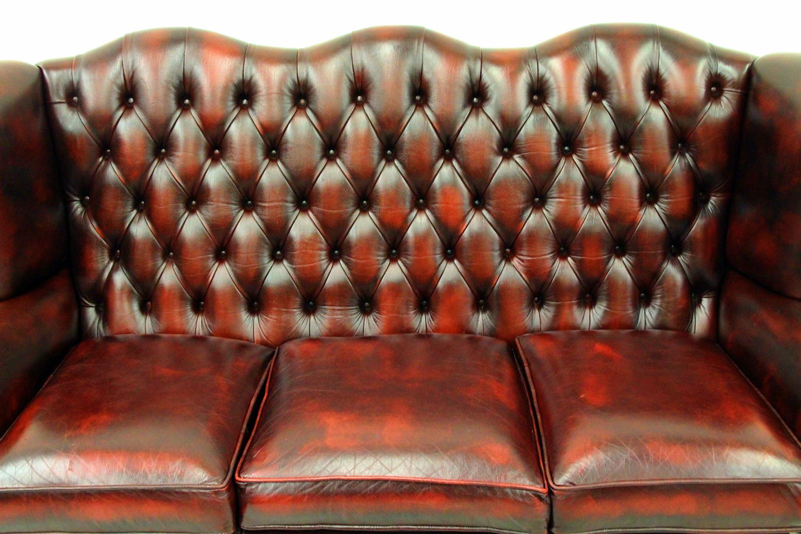 Chesterfield real leather threesome sofa
in an original design, the shape is especially beautiful

Condition: The sofa is in a very good condition
sofa
Measures: Height x 105cm length x 190cm depth x 80cm
Upholstery is in good condition with