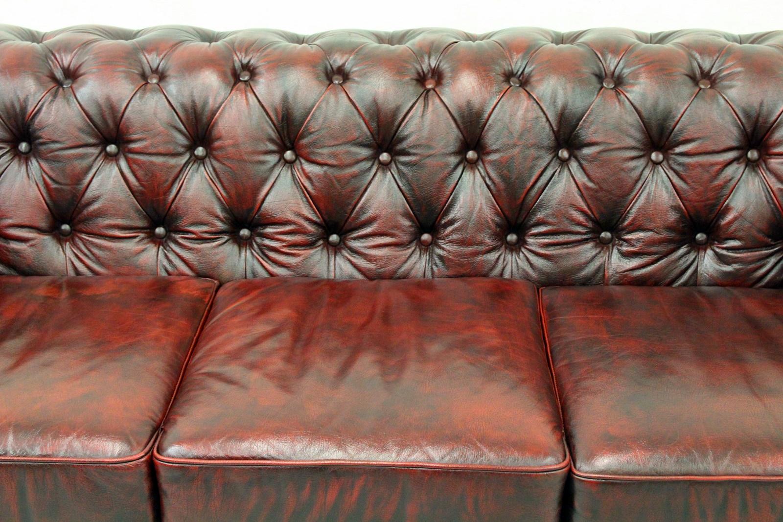 Chesterfield real leather threesome sofa
in original design

Condition: The sofa is in a very good condition (patina)
sofa
Measures: Height x 78cm, length x 210cm, depth x 95cm
Upholstery is in good condition with patina (see photos).
Color: