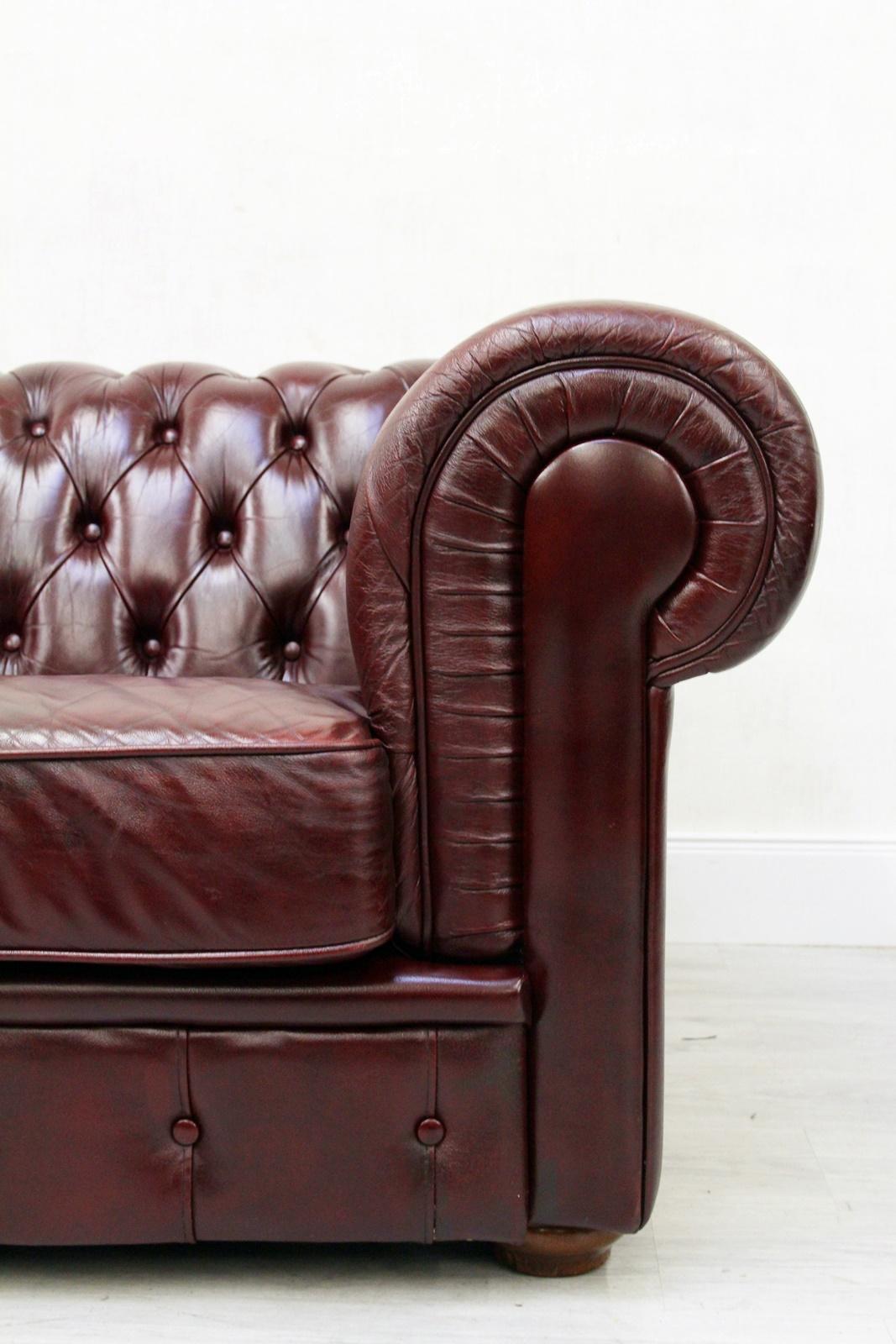 Chesterfield real leather threesome sofa
in original design

Condition: The sofa is in good condition (patina)
sofa
Measures: Height 70 cm, length 200 cm, depth 90 cm
Upholstery is in good condition with patina (see photos).
Color: Oxblood /