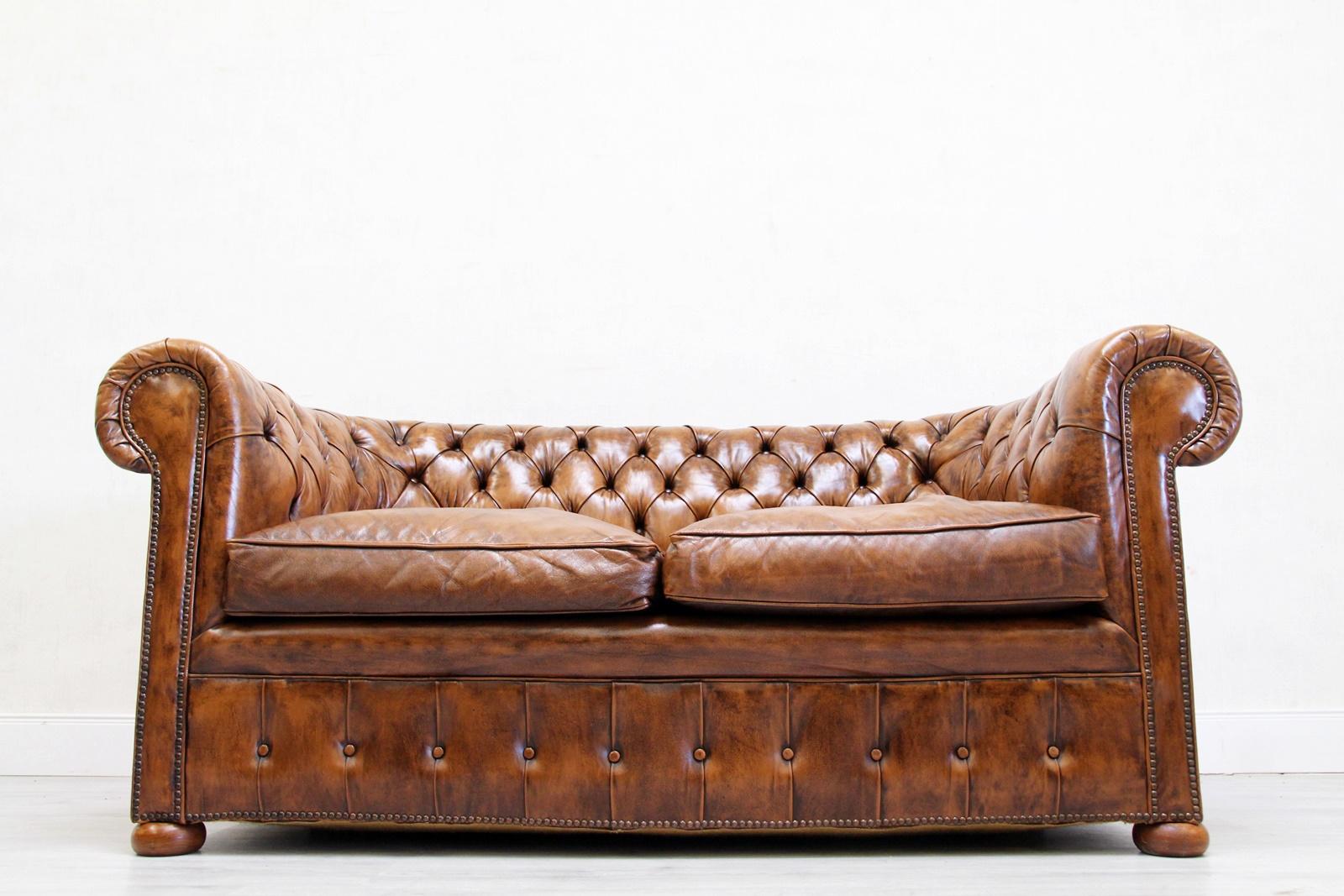 Chesterfield sofa leather antique vintage couch English Chippendale Chesterfield Genuine leather Two-seater sofa in original design
Very comfortable and with beautiful patina
Condition: The sofa is in a very good condition
sofa
Measures: Height