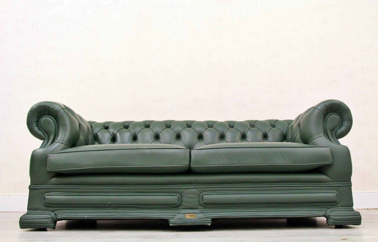 Chesterfield real leather threesome sofa
in original design.

Condition: The sofa is in a very good condition (Mint condition)
sofa
Measures: Height x 75cm, length x 190 cm, depth x 90 cm.
Upholstery is in a very good condition with patina