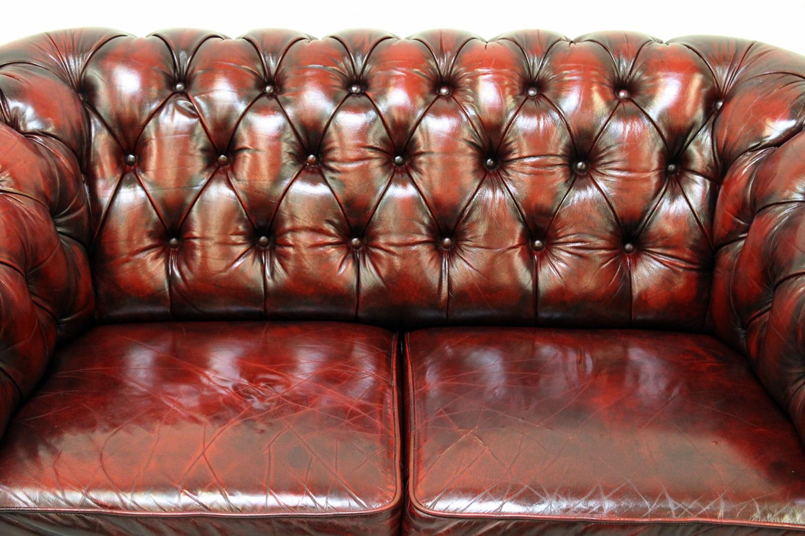 Chesterfield echt Leder Zweier Sofa
in originellem Design
Sehr bequem und mit wuderschönen Patina
Zustand: Das Sofa ist in einem SEHR gutem Zustand
Sofa
Measures: H x 78cm, L x 155cm, T x 90cm
Polster ist in einem gutem zustand mit