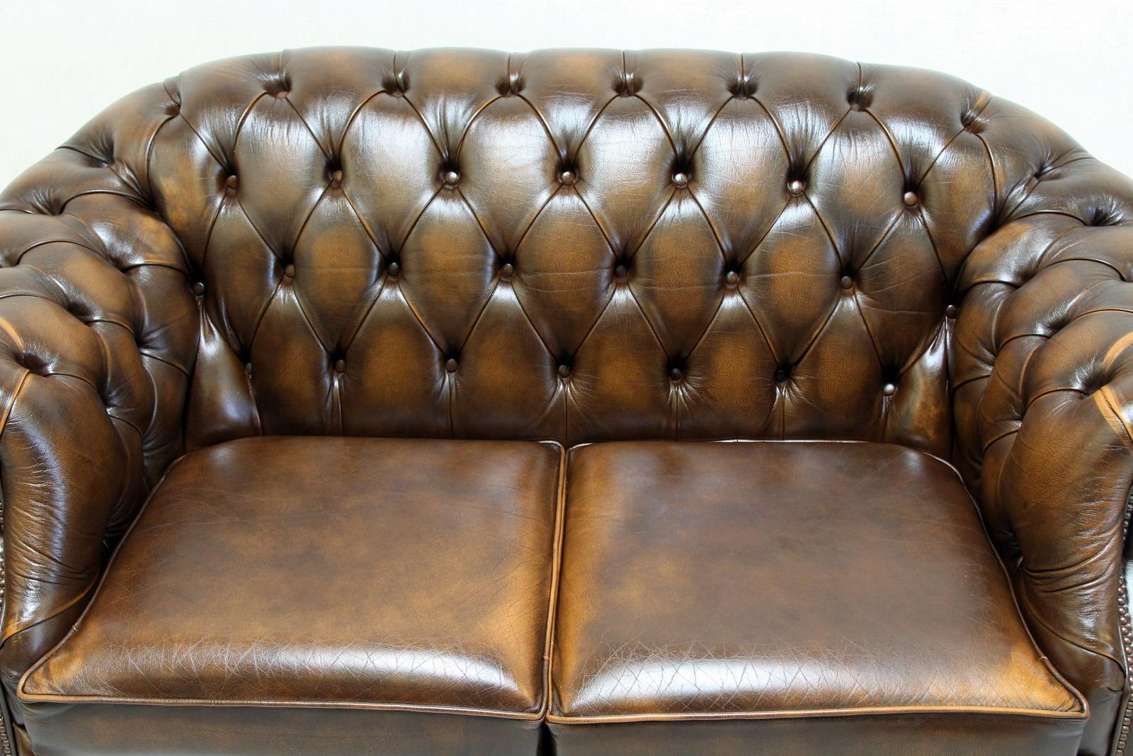 Chesterfield real leather two-seat sofa
in original design
Very comfortable and with beautiful patina
Condition: The sofa is in a very good condition
Sofa:
Heightx79cm lengthx165cm depthx90cm
Seat: foam
Upholstery is in good condition with