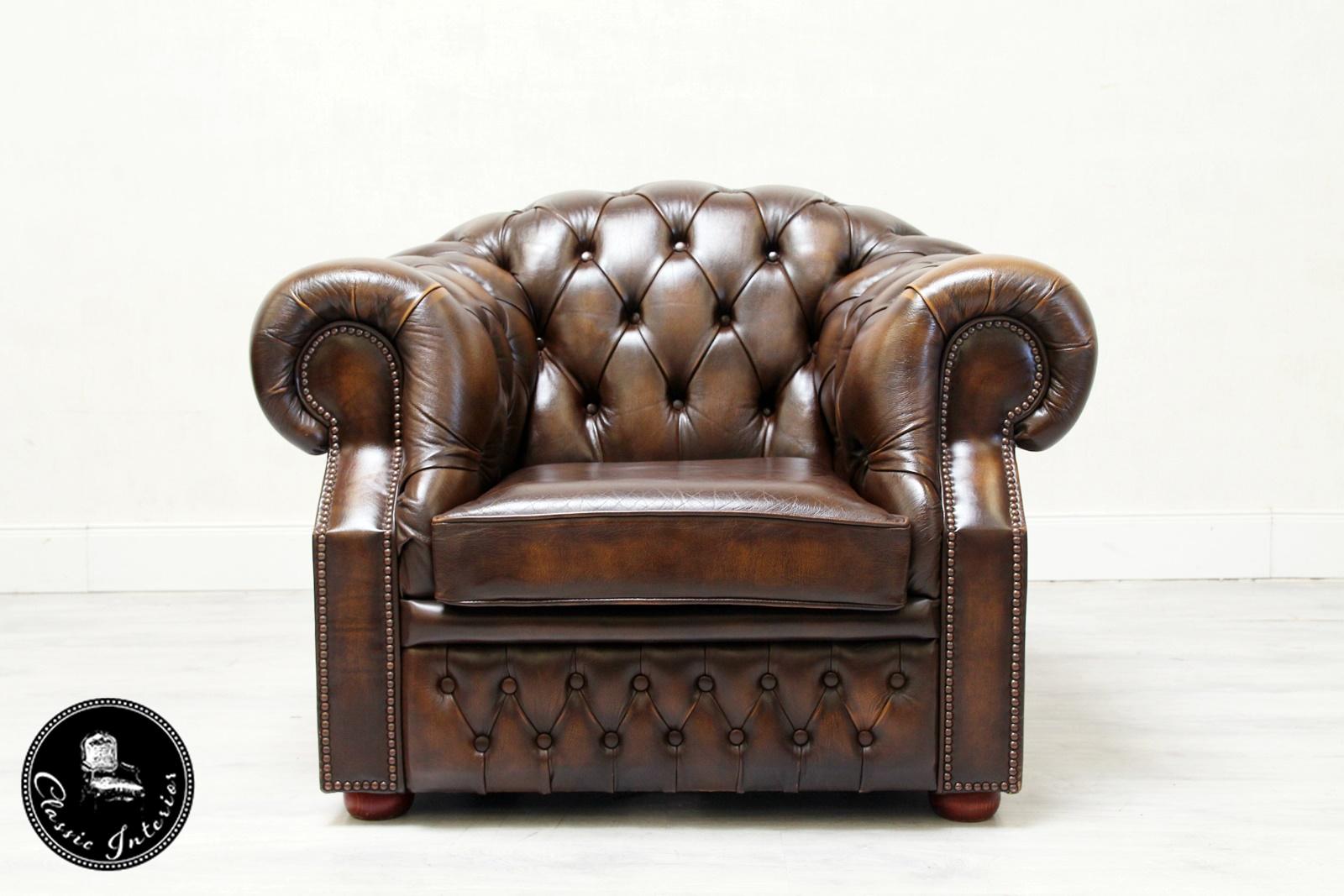 Chesterfield twin sofa and armchair
The shape is classic
armchair
Height x 79 cm, width x 100 cm, depth x 90 cm.
2-seat sofa
Height x 73 cm, length x 155 cm, depth x 85 cm.
color: Brown
Seating: Foam
Condition: The set is in a very good
