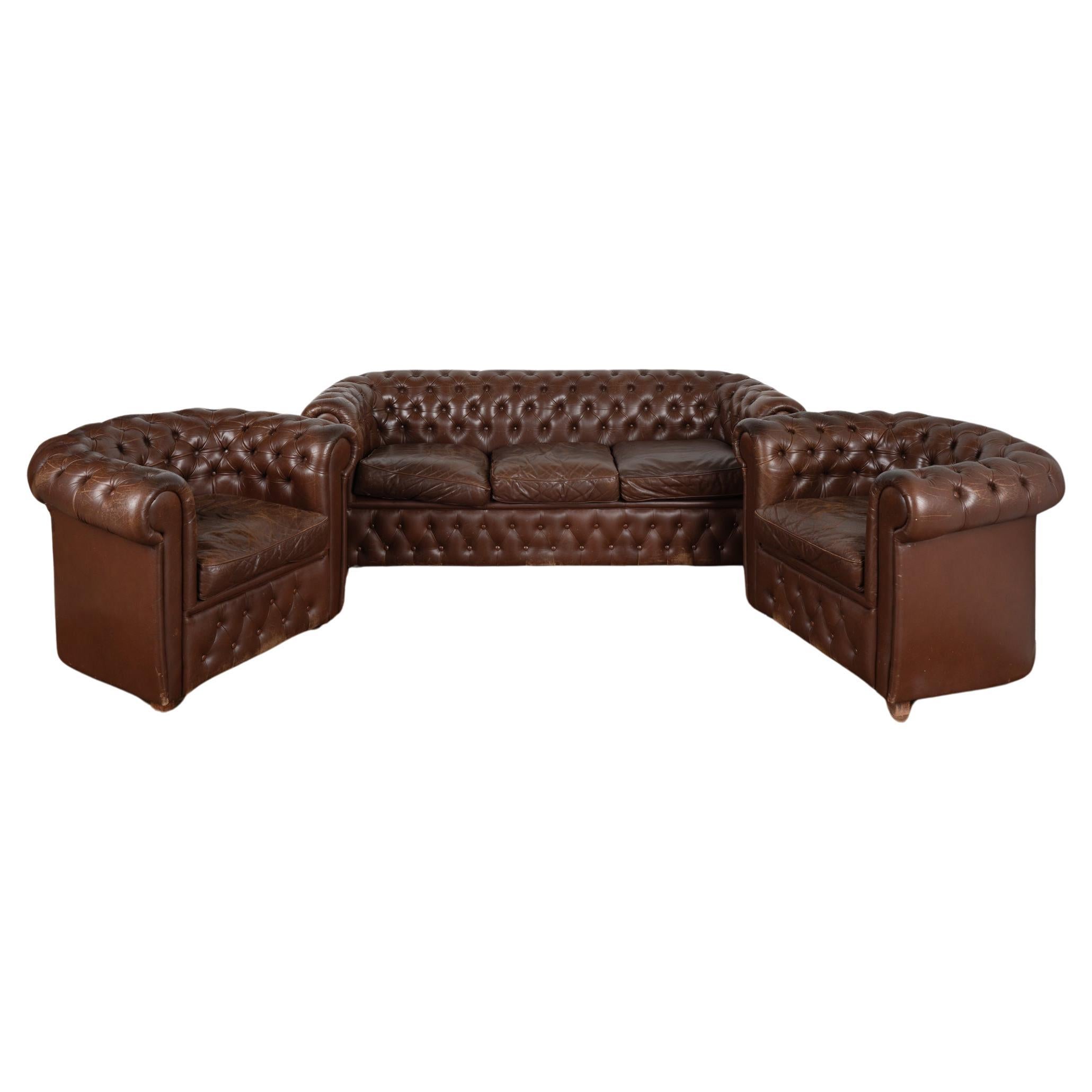 Chesterfield Style Brown Leder 3 Sitz Sofa & 2 Club Stühle, ca. 1920-40 im Angebot