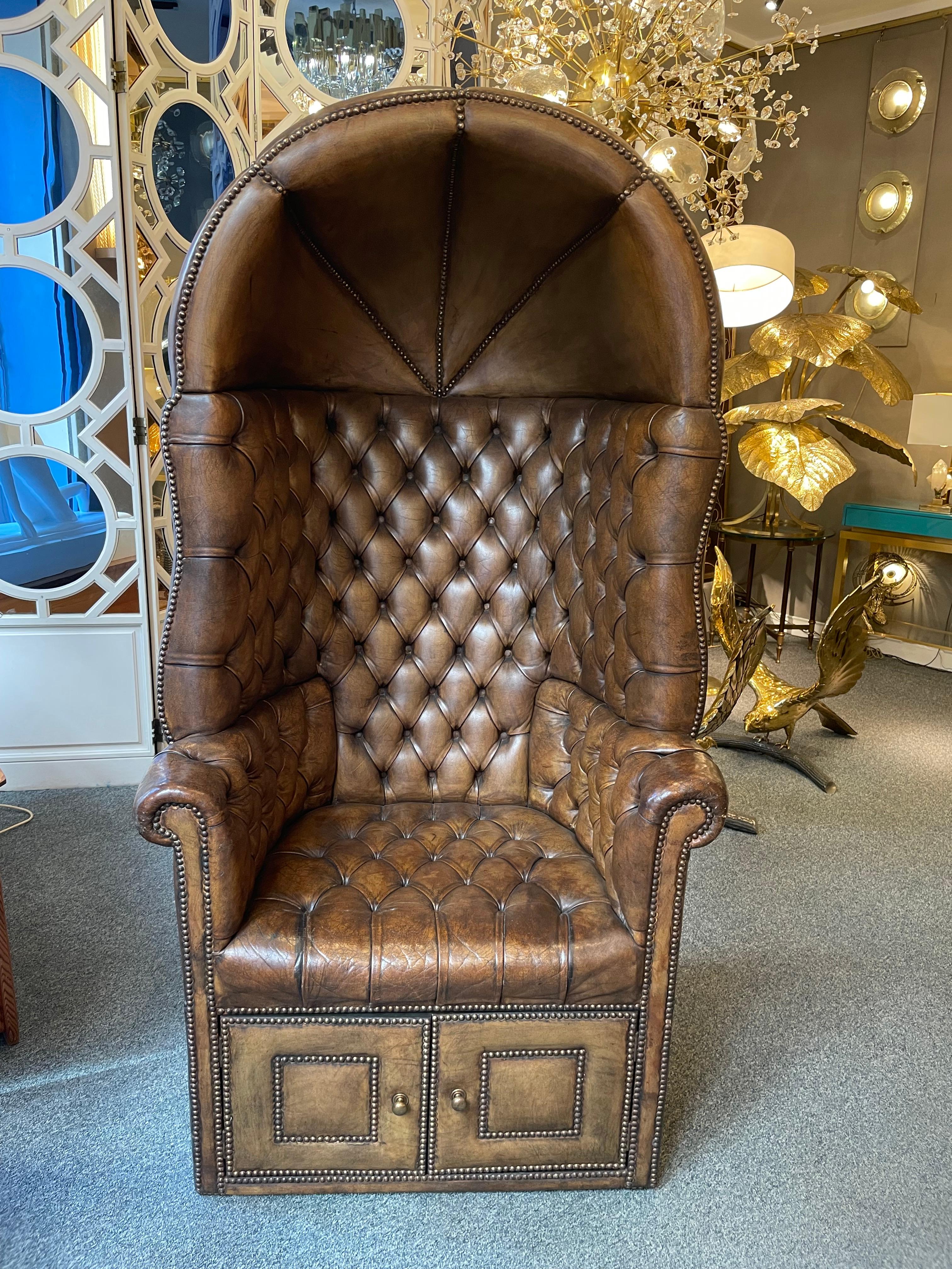 Seltener Sessel im Chesterfield-Stil, gepolstertes Leder.
Der untere Teil lässt sich mit zwei Türen öffnen. England um 1950.