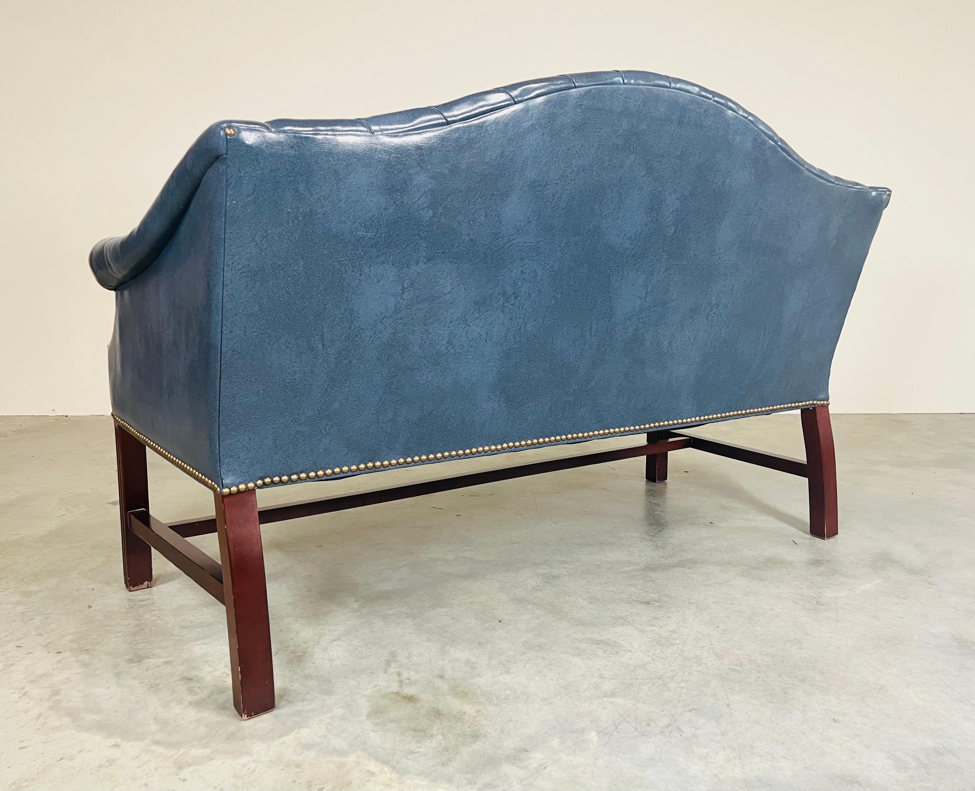 Loveseat-Sofa aus getuftetem Veganleder im Chesterfield-Stil mit Kamelrückenlehne (20. Jahrhundert) im Angebot