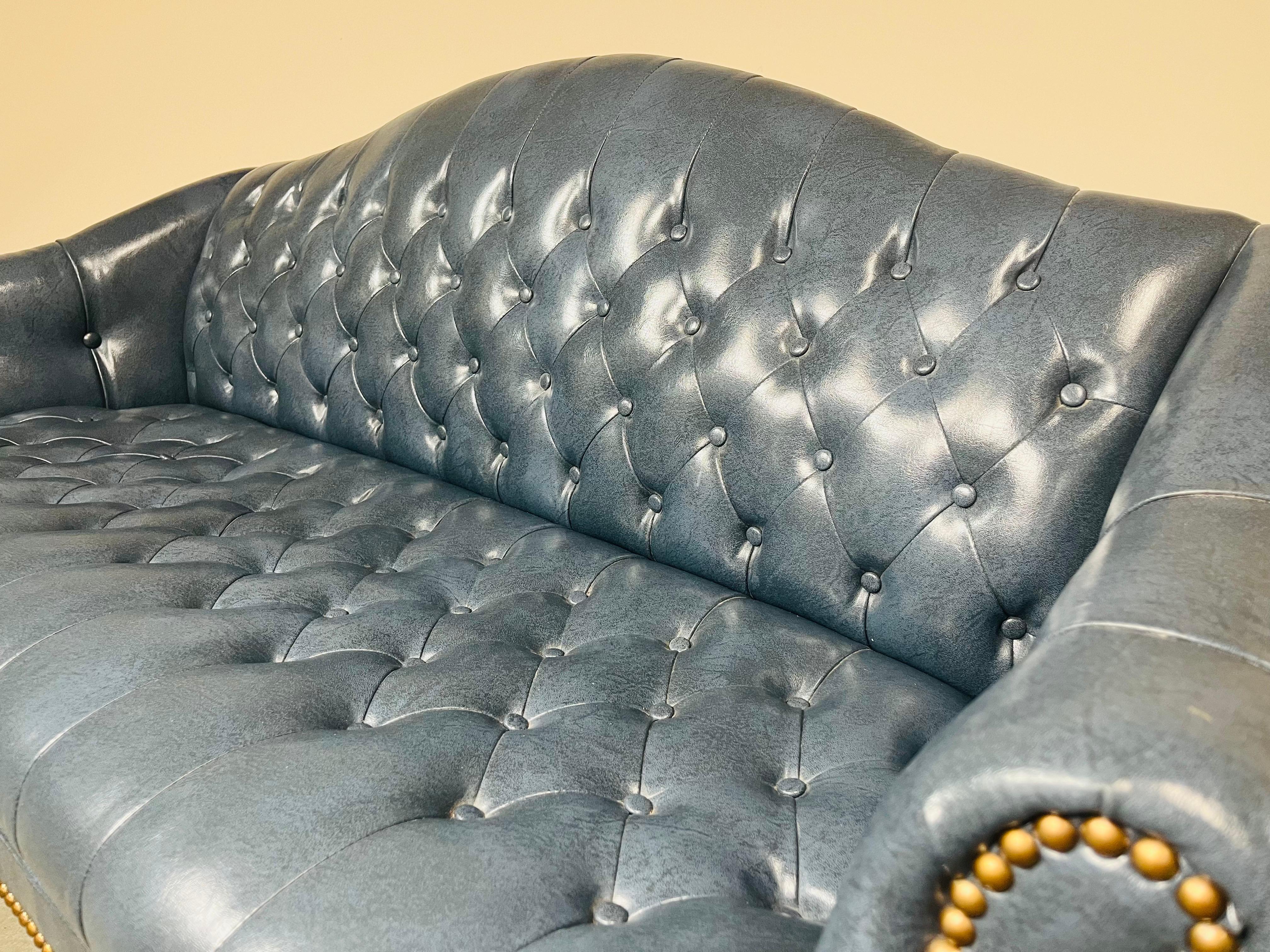 Loveseat-Sofa aus getuftetem Veganleder im Chesterfield-Stil mit Kamelrückenlehne im Angebot 1