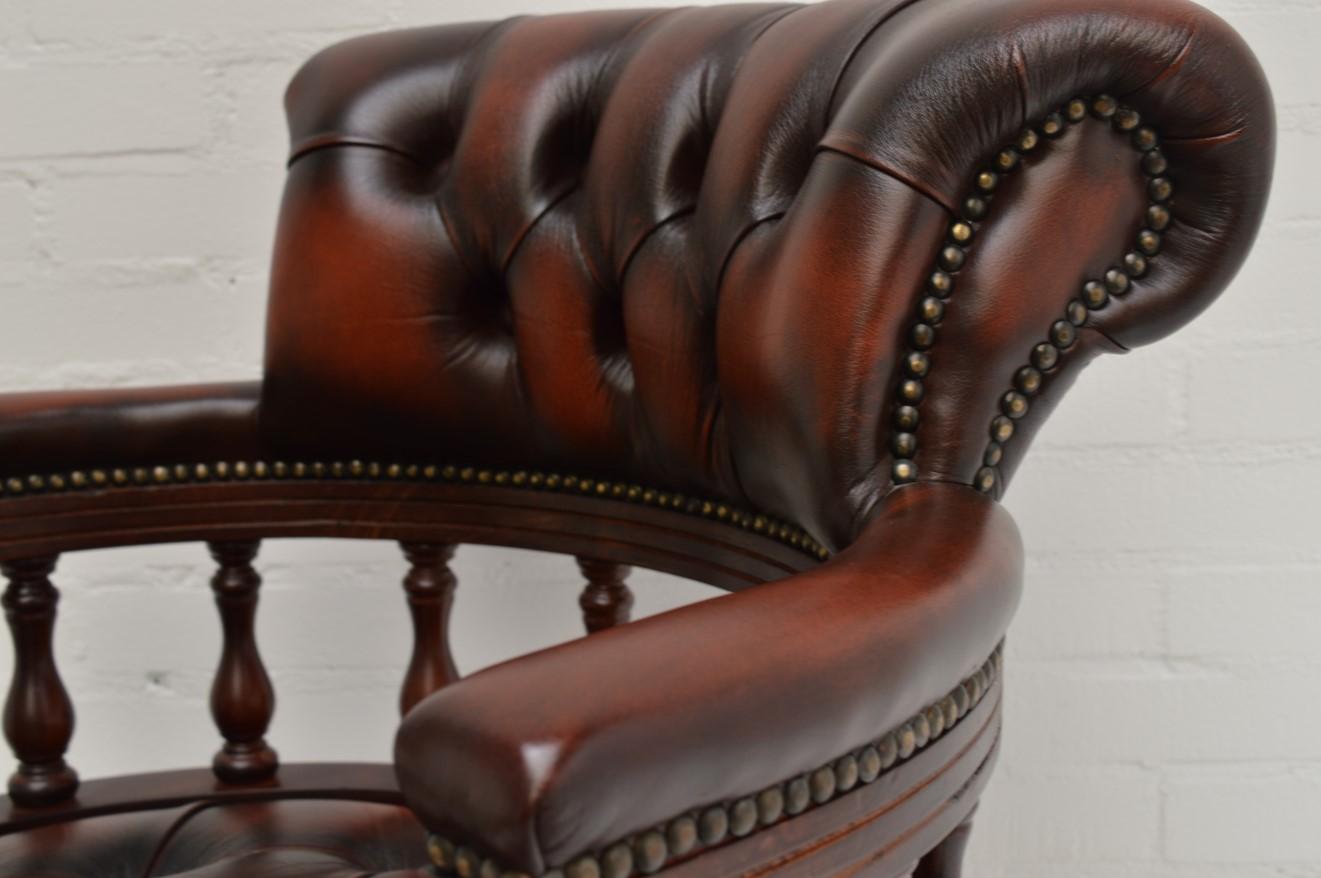 Chesterfield Swivel Chair In Excellent Condition For Sale In Eindhoven, NL