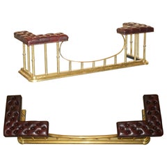Chesterfield in pelle ovattata, ottone massiccio, antemurale, parafango del club vittoriano.