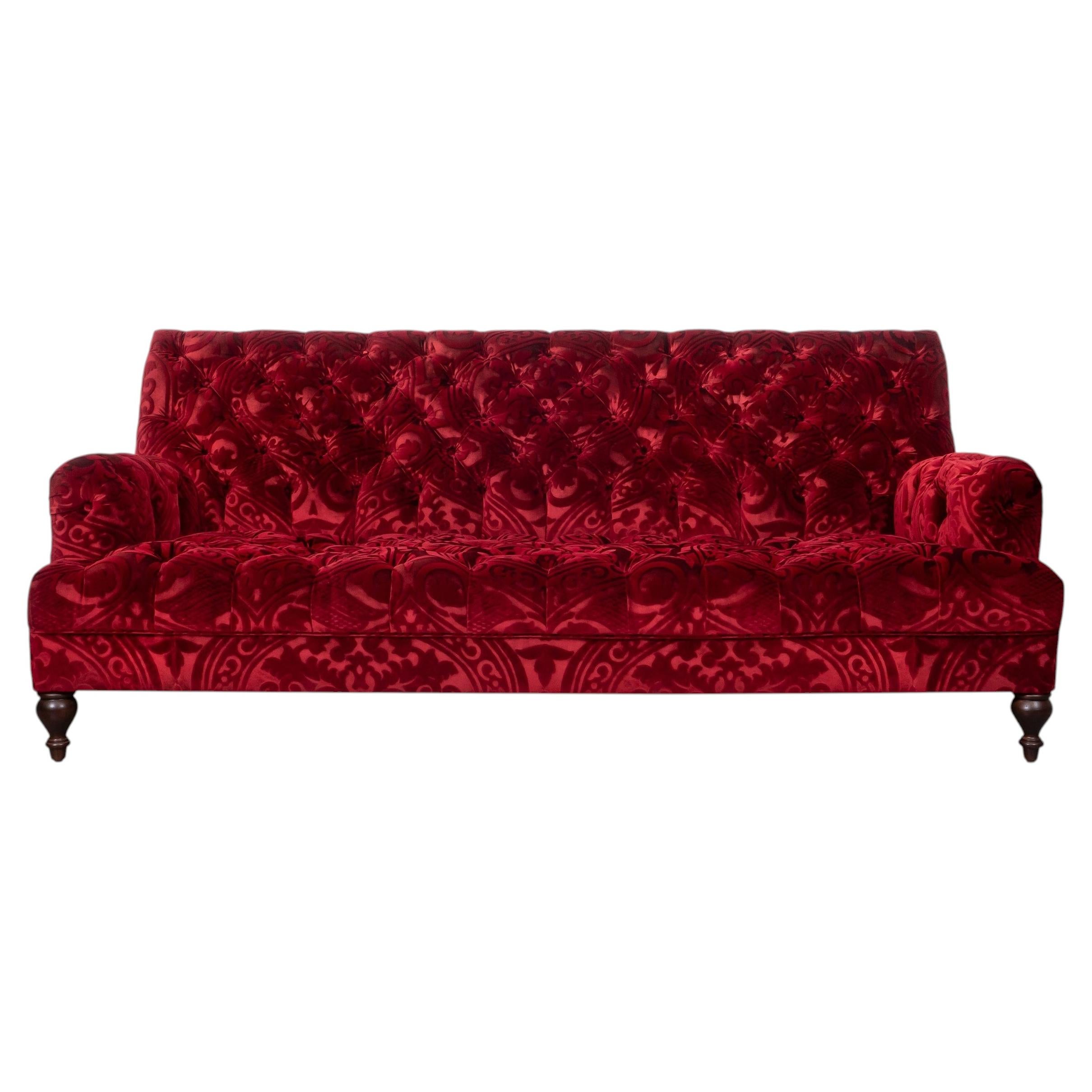 Sofá Chesterfield capitoné con reposabrazos tipo «silla de montar inglesa» y patas torneadas de ébano en venta