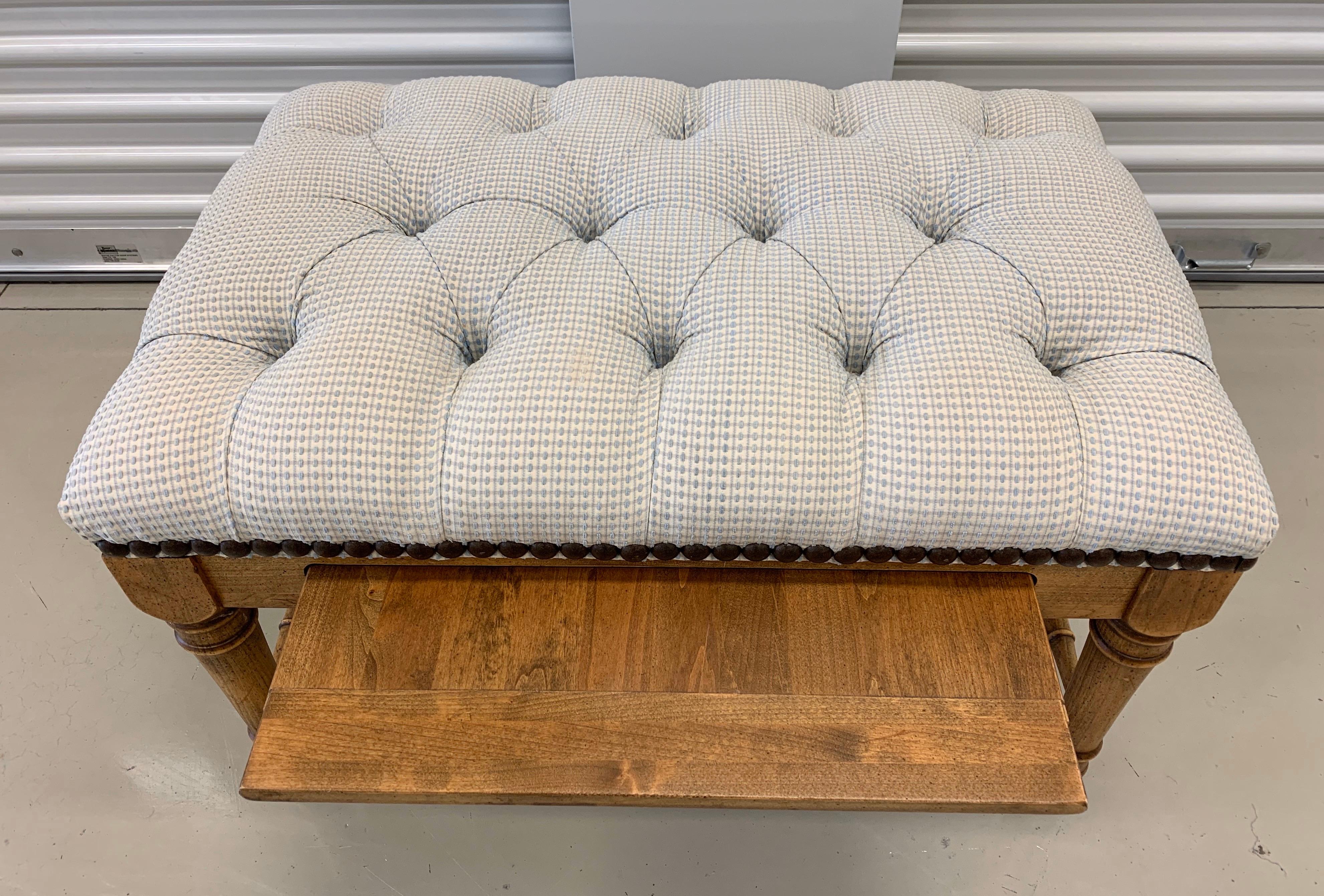 Chesterfield Tufted Dual Ottoman Coffee Table Bench In Good Condition In West Hartford, CT