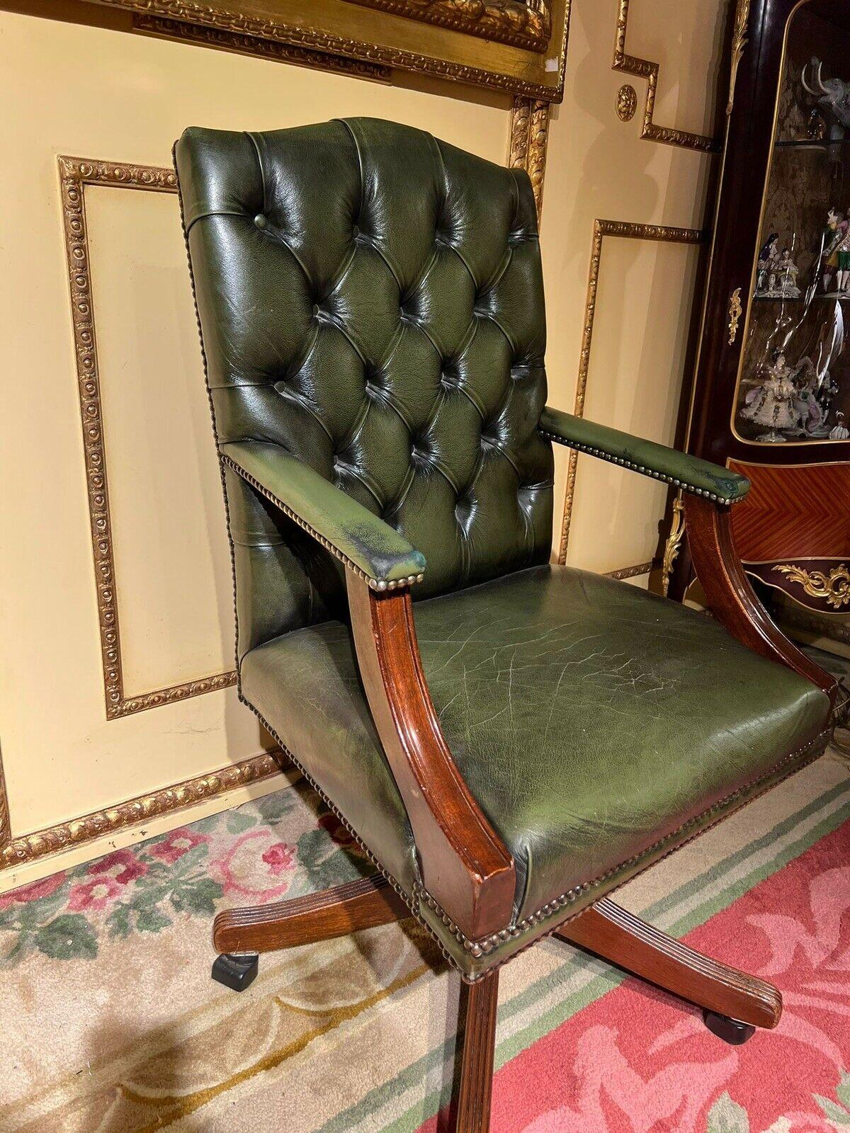 Superbe fauteuil de capitaine en cuir vert foncé, fabriqué à la main en Angleterre, une pièce étonnante, le cadre est en acajou massif et magnifiquement fini, le cuir est de la vachette anglaise et est beau et épais, chaque bouton a été fini à la