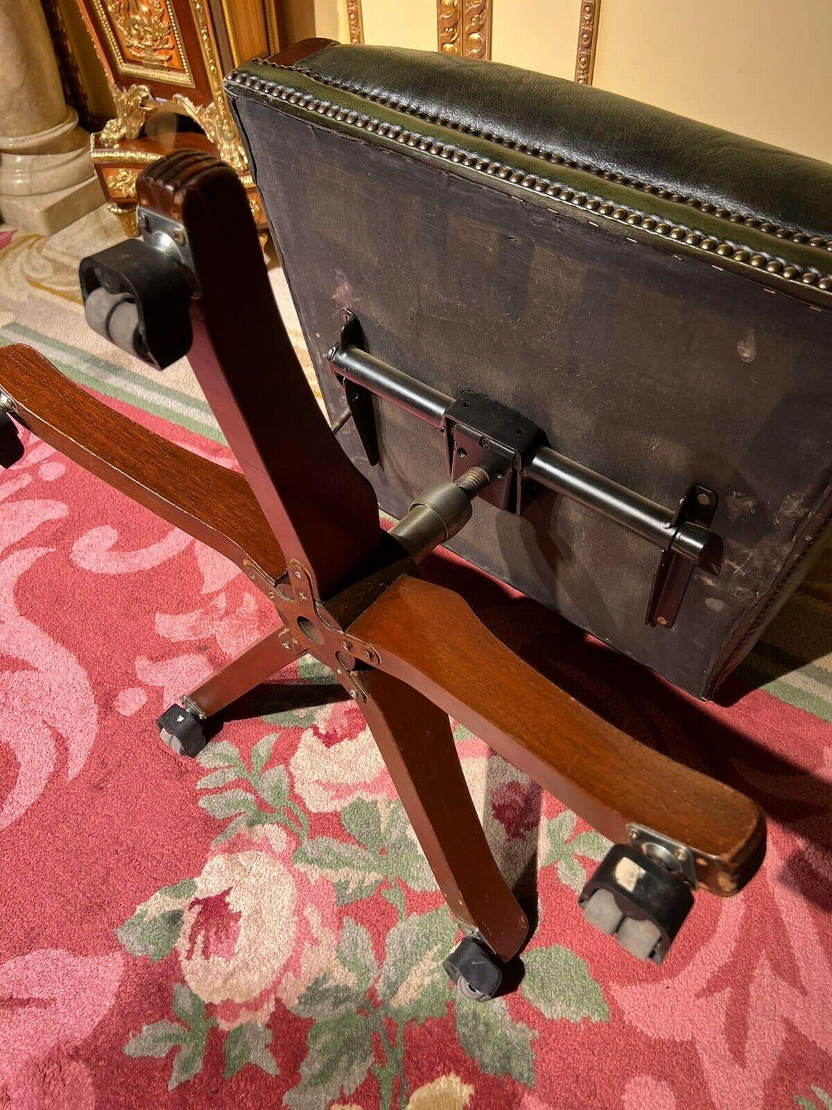 Chesterfield Vintage Kapitän''s Bürostuhl aus grünem Leder im Angebot 1