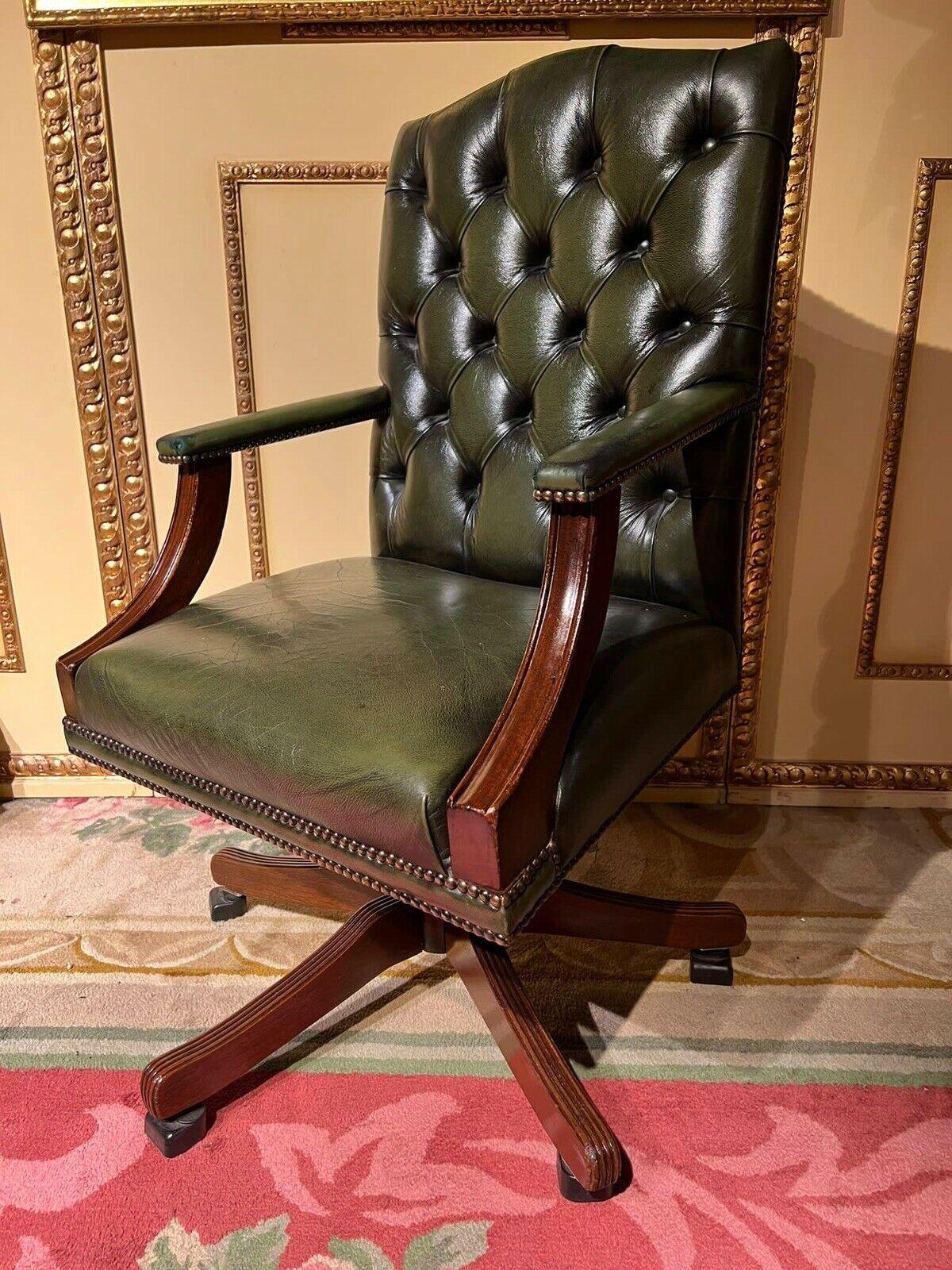 Chesterfield Vintage Captain's Office Chair in Green Leather In Good Condition For Sale In Berlin, DE