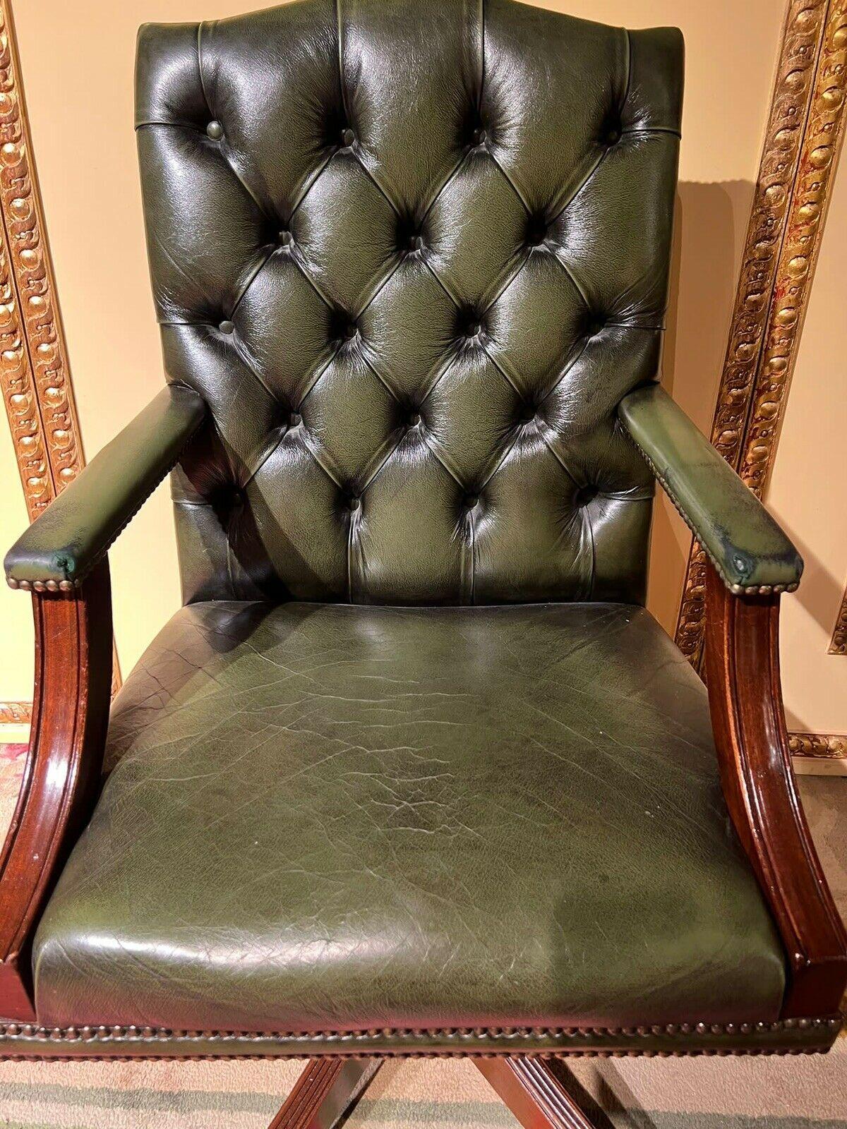 Cuir Chaise de bureau vintage Chesterfield en cuir vert « Captain » en vente