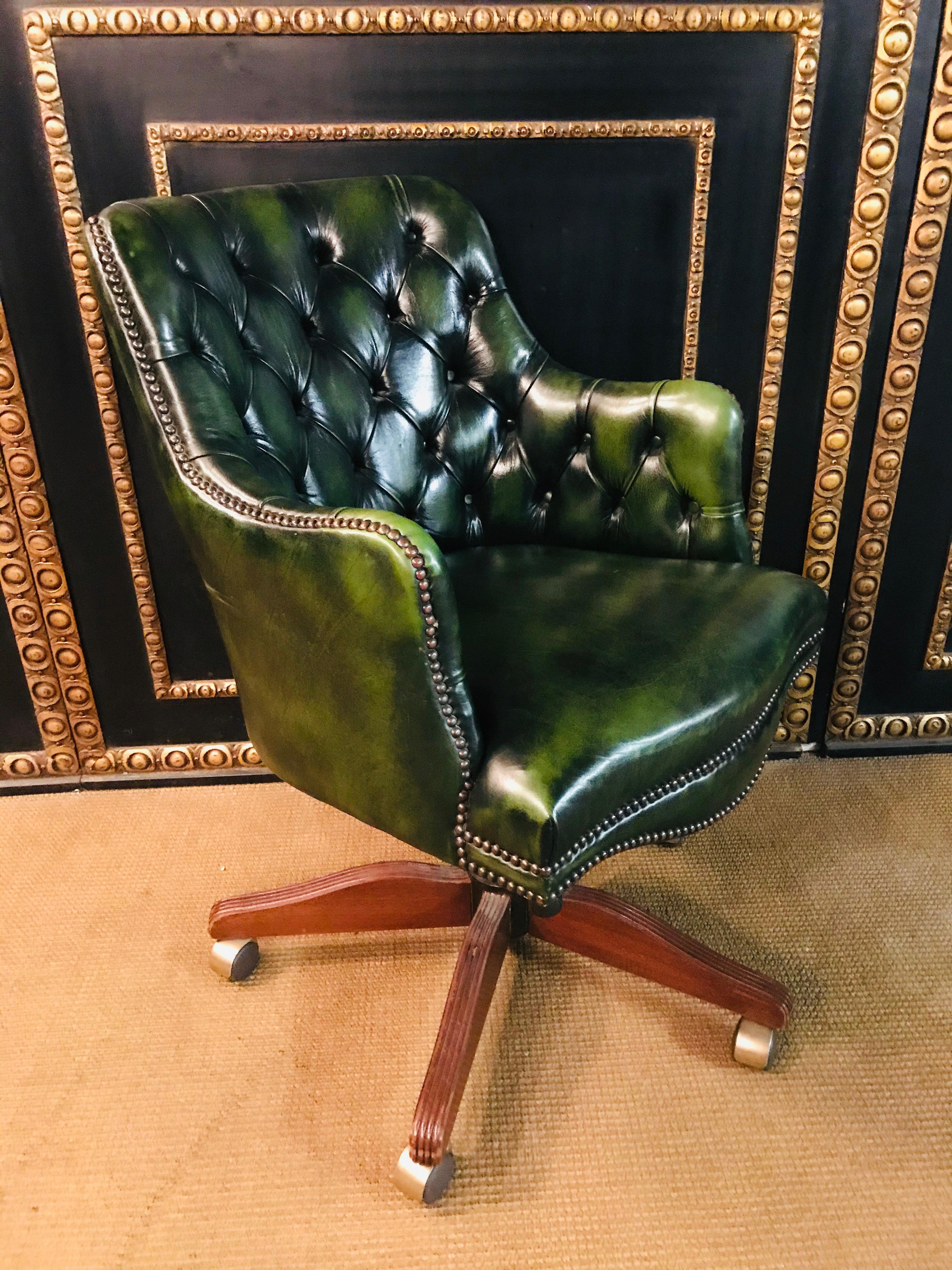 Chesterfield Vintage Green Leather Captains Directors Office Chair In Good Condition In Berlin, DE