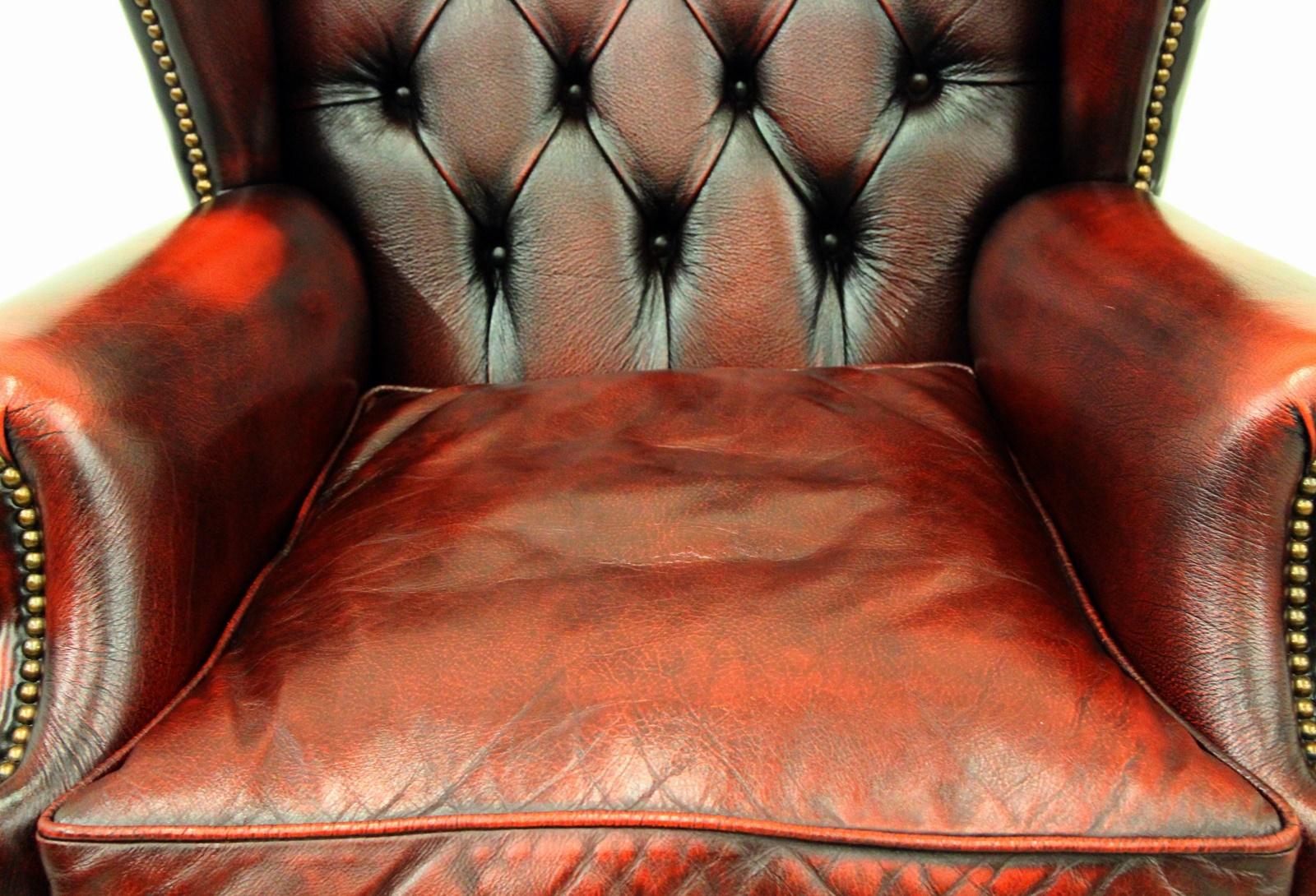 Chesterfield armchair
in original design.

Condition: The chair is in a very good condition, with normal signs of wear
armchair
Height x 100cm, width x 80cm, depth x 80cm
Upholstery is in good condition (see photos).
Cushion: Foam
Color: