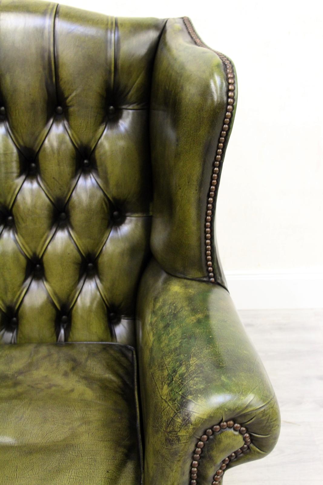 Chesterfield armchair
in original design

Condition: The chair is in good condition, with normal signs of wear
armchair
Measures: Height x 100cm width x 90cm depth x 85cm
Upholstery is in good condition (see photos).
Cushion: foam
Color