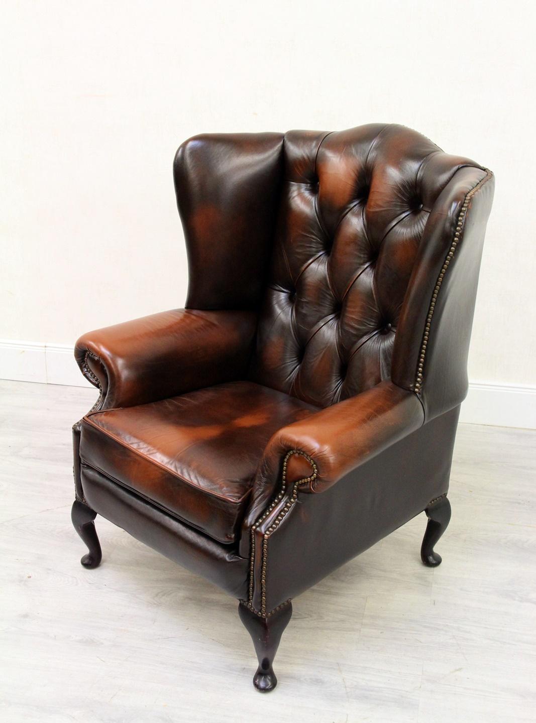 Chesterfield wingback chair
armchair
Measures: Height x 103cm, width x 87cm, depth x 85cm
Color: brown
Pillows:
Condition: The chair is in a very good condition for the age and still has the charm of the 