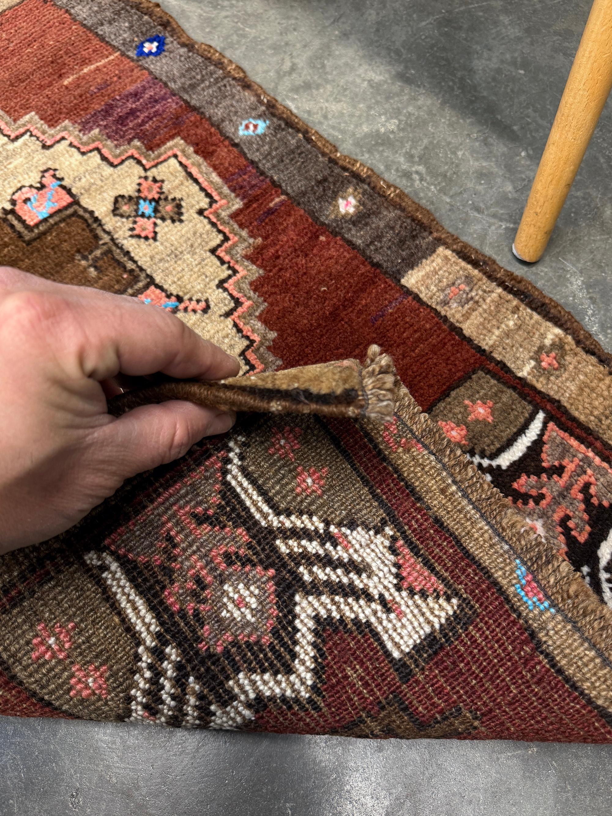 Kastanienbrauner anatolischer Yastik / Mini-Teppich - • Vintage Türkische Badematte / Fußmatte - • 2′×3′ im Angebot 3