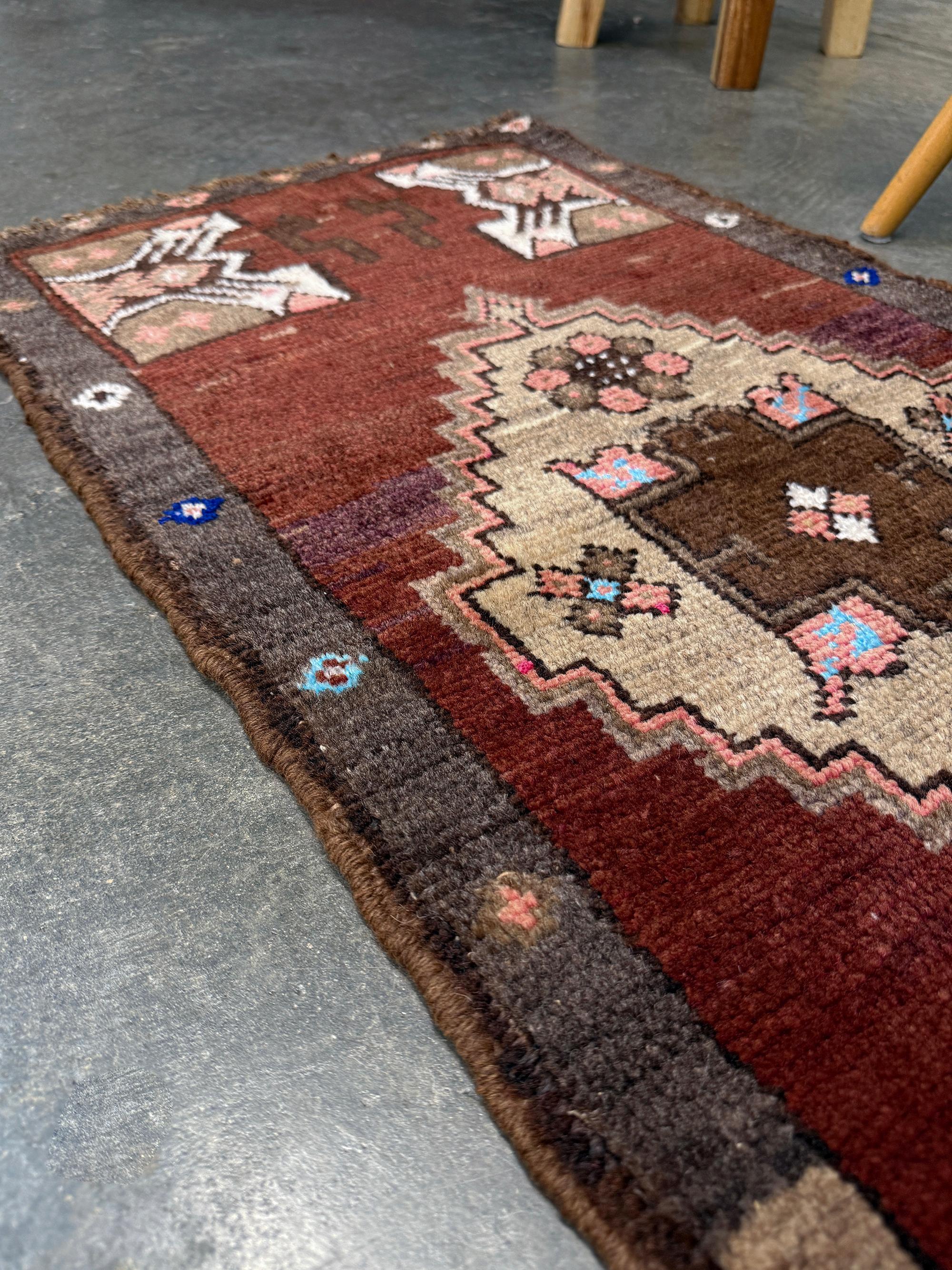 Kastanienbrauner anatolischer Yastik / Mini-Teppich - • Vintage Türkische Badematte / Fußmatte - • 2′×3′ (Ende des 20. Jahrhunderts) im Angebot