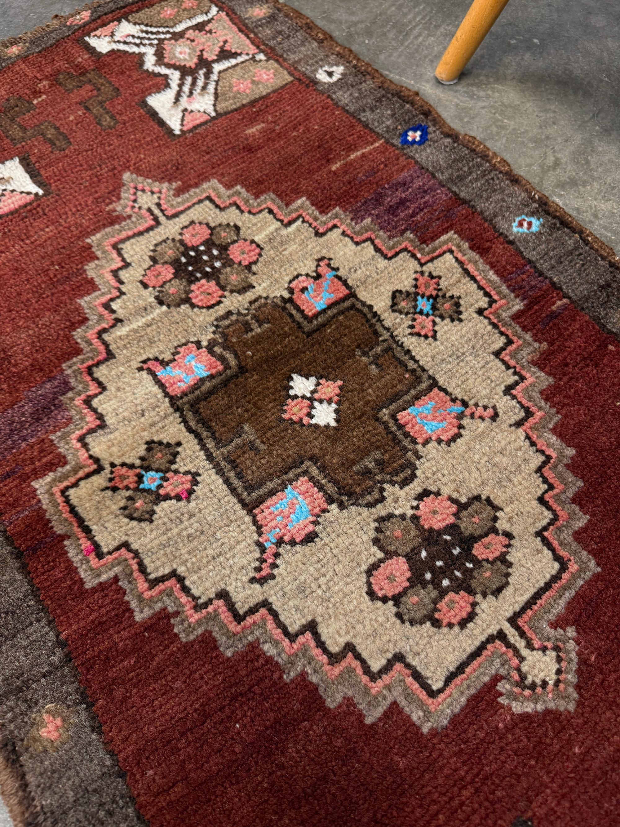 Kastanienbrauner anatolischer Yastik / Mini-Teppich - • Vintage Türkische Badematte / Fußmatte - • 2′×3′ (Wolle) im Angebot