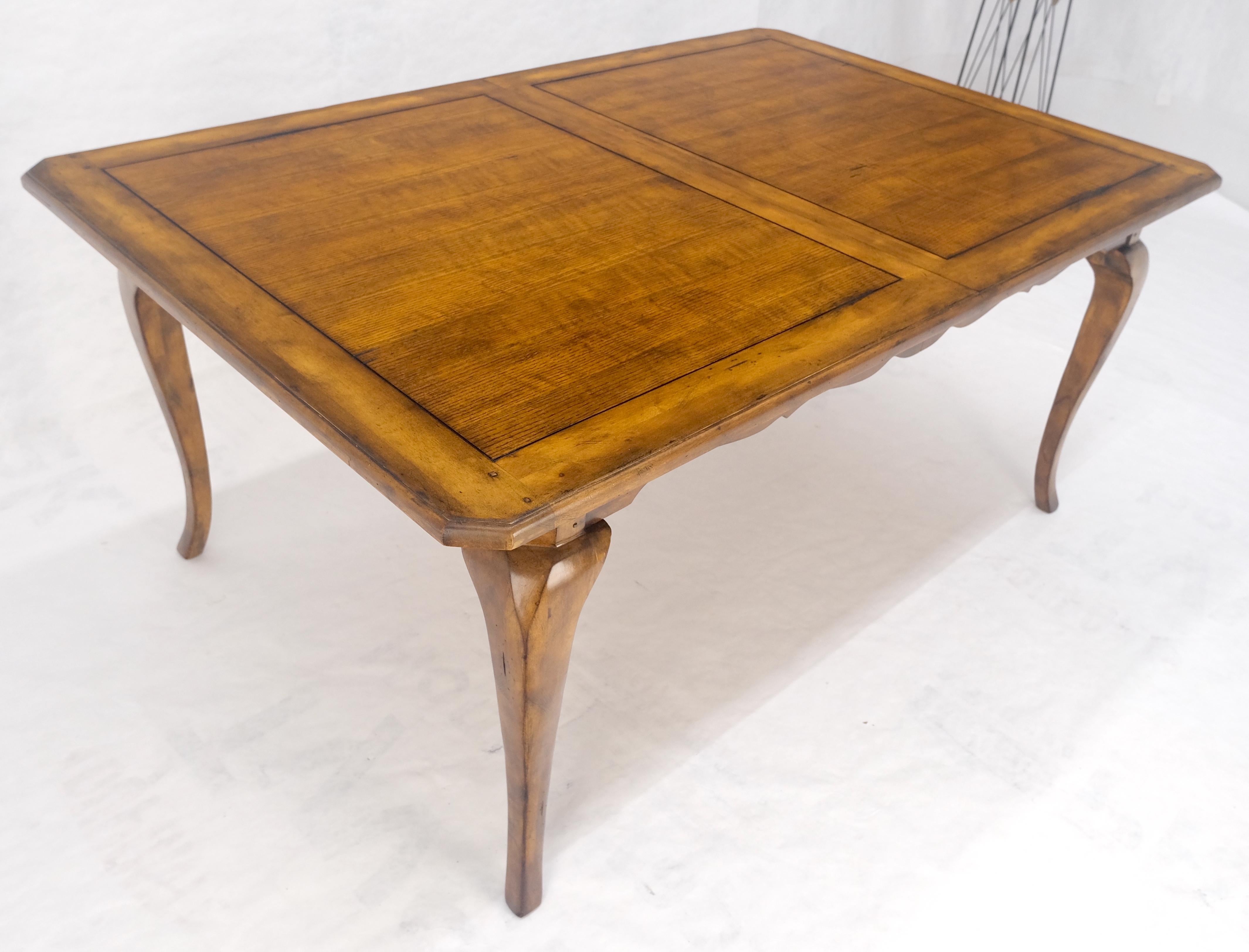 Table de salle à manger en châtaignier et cerisier à pieds cabrioles 2x18