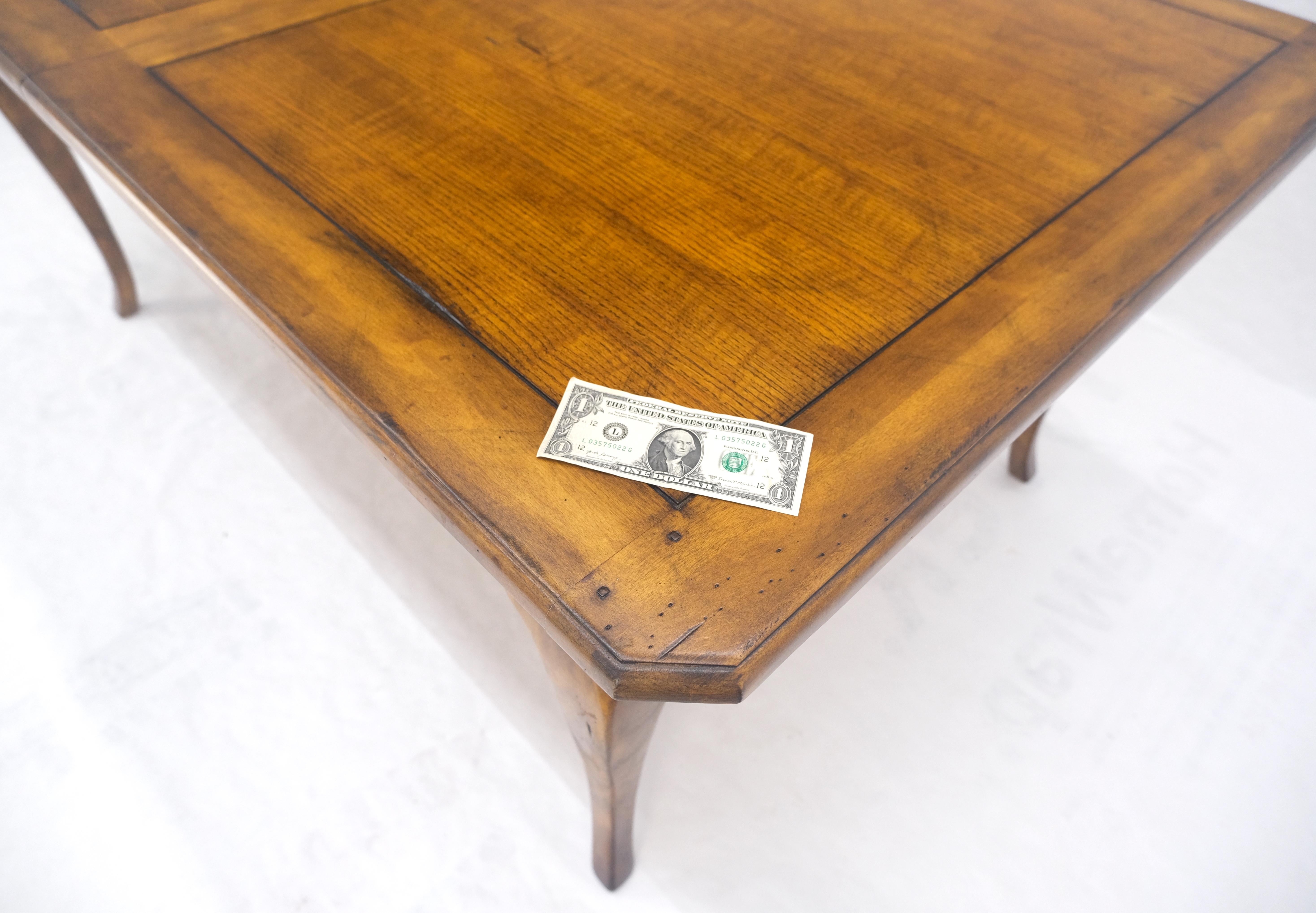 Table de salle à manger en châtaignier et cerisier à pieds cabrioles 2x18