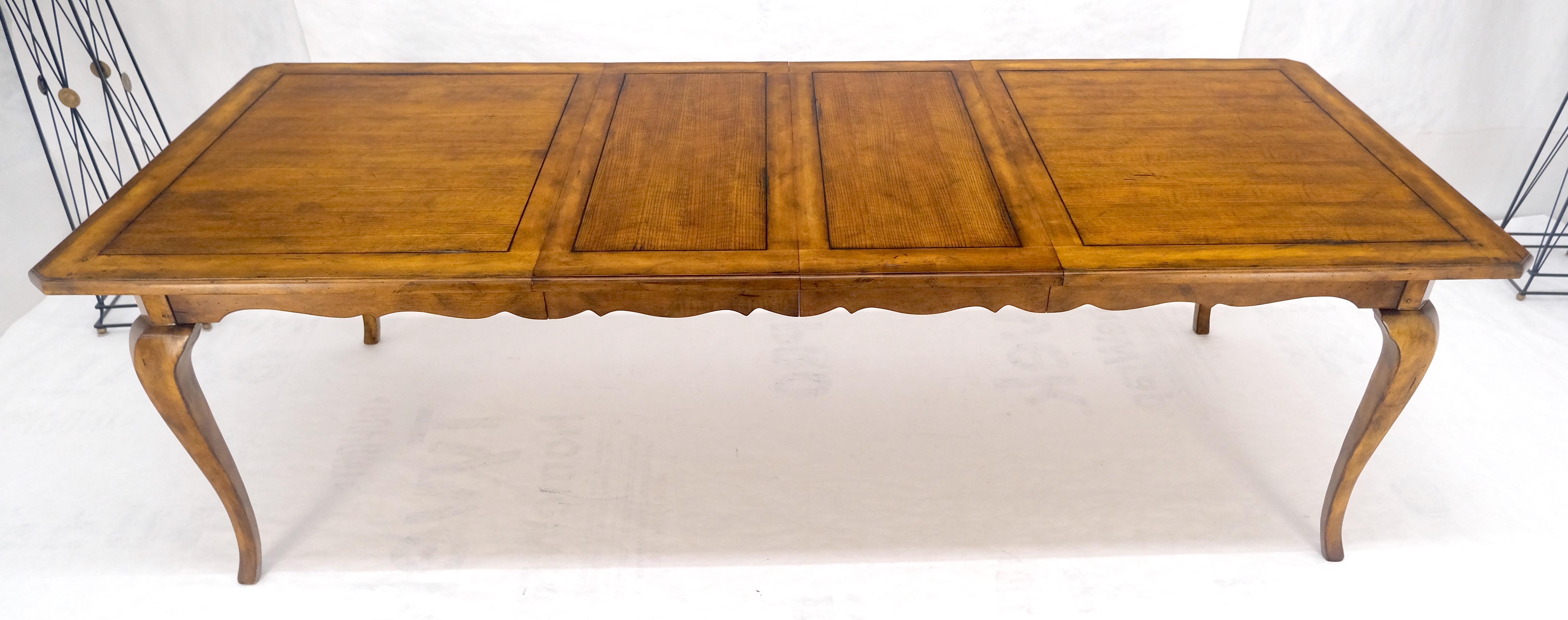 Table de salle à manger en châtaignier et cerisier à pieds cabrioles 2x18