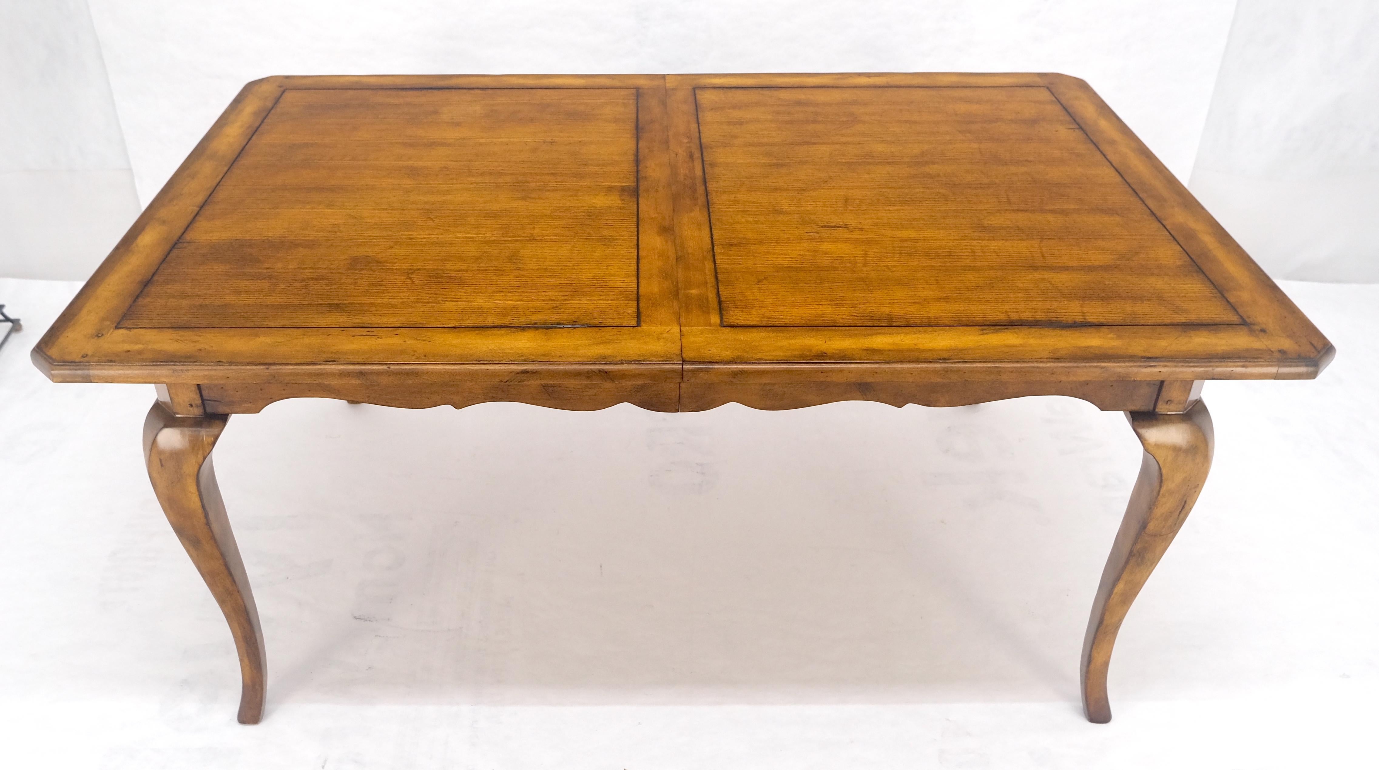 Provincial français Table de salle à manger en châtaignier et cerisier à pieds cabrioles 2x18