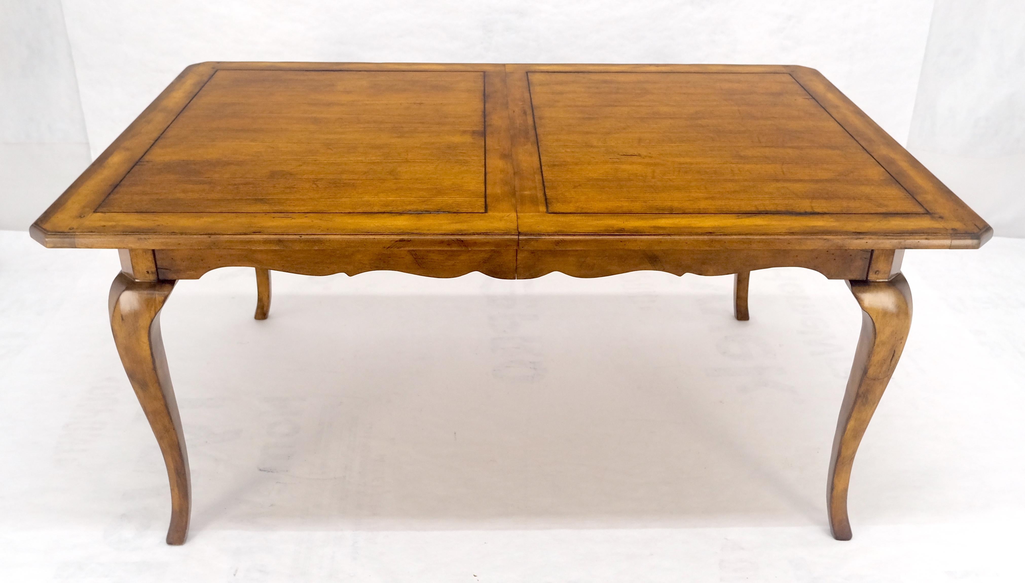 Américain Table de salle à manger en châtaignier et cerisier à pieds cabrioles 2x18