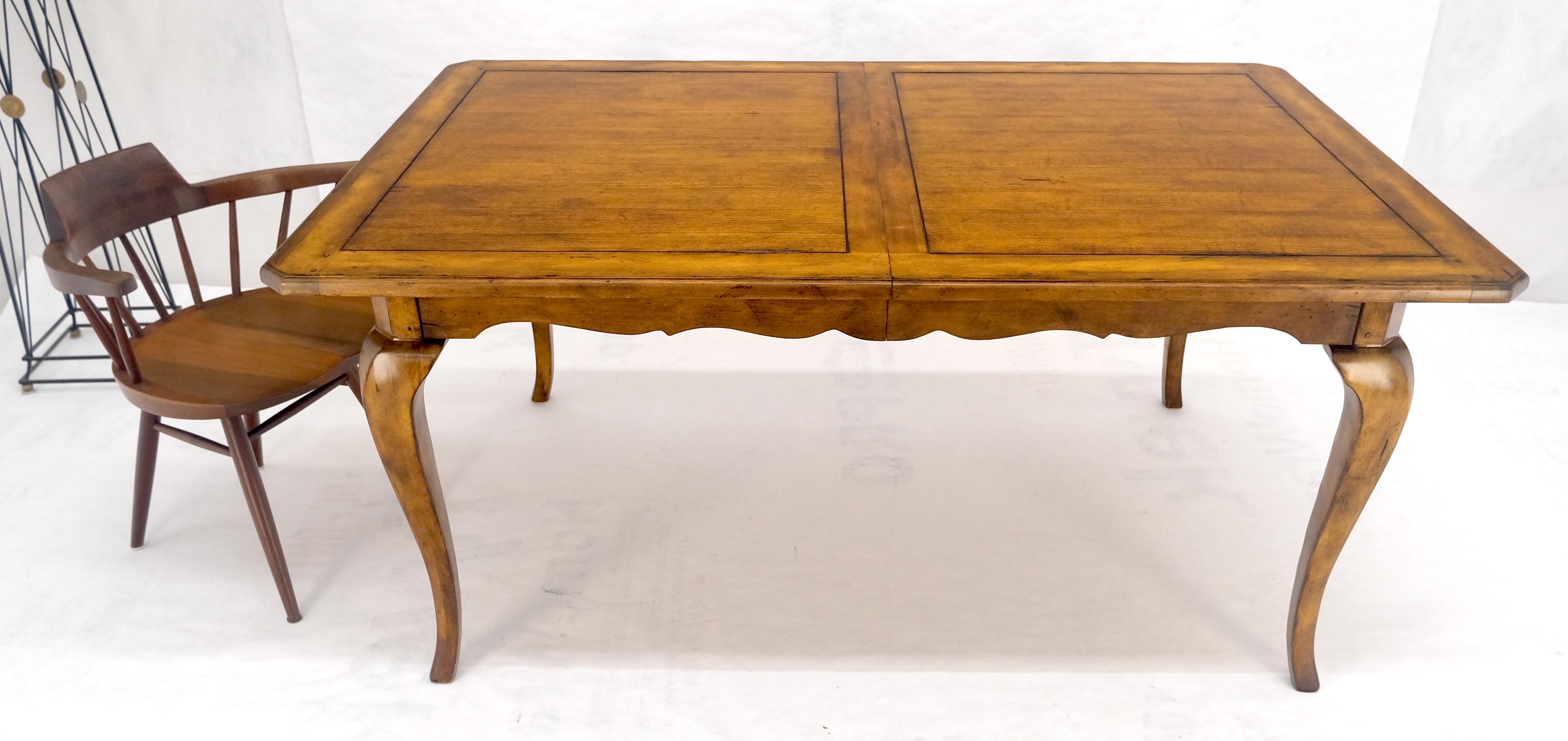 Laqué Table de salle à manger en châtaignier et cerisier à pieds cabrioles 2x18