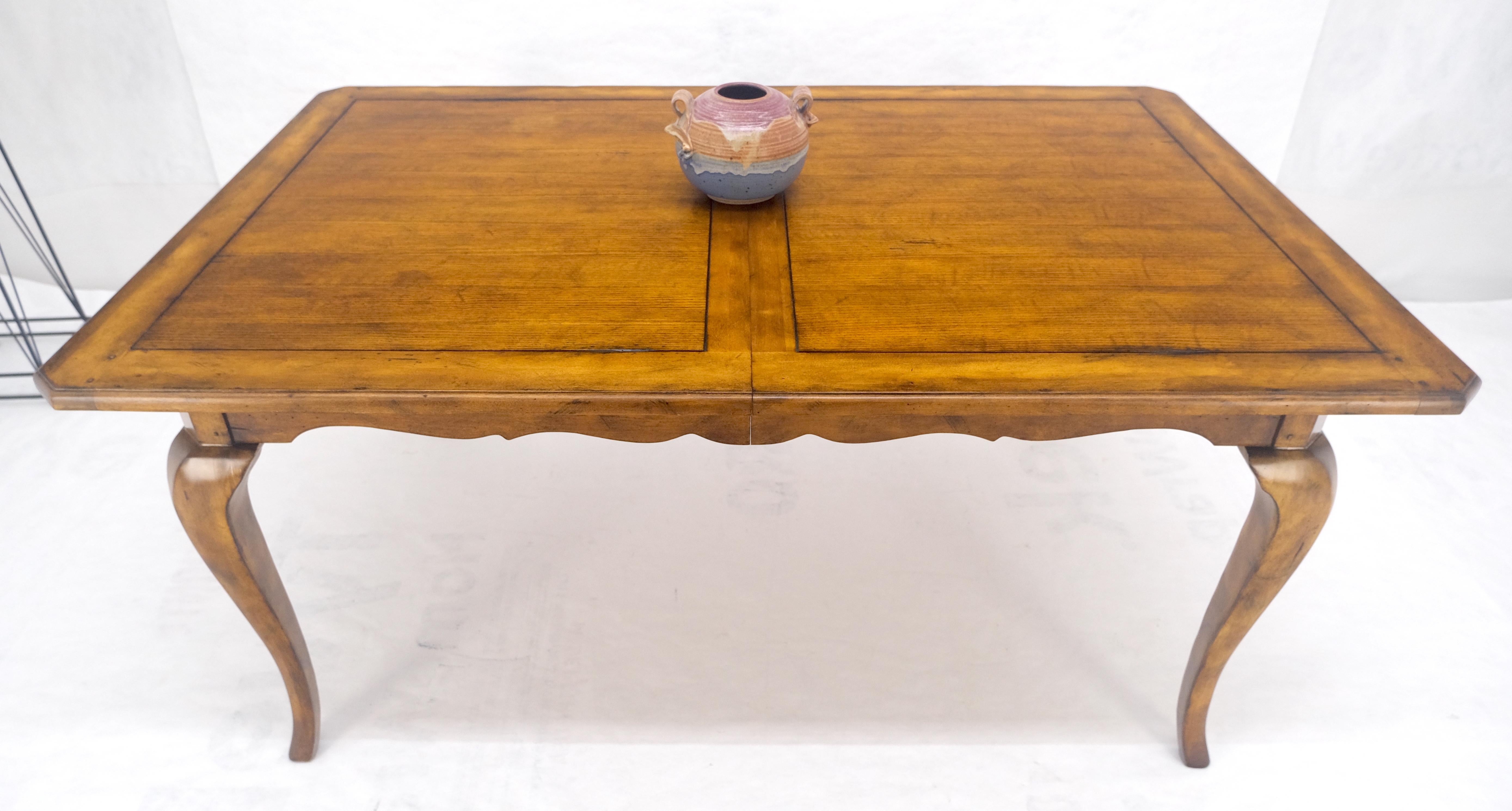 Table de salle à manger en châtaignier et cerisier à pieds cabrioles 2x18