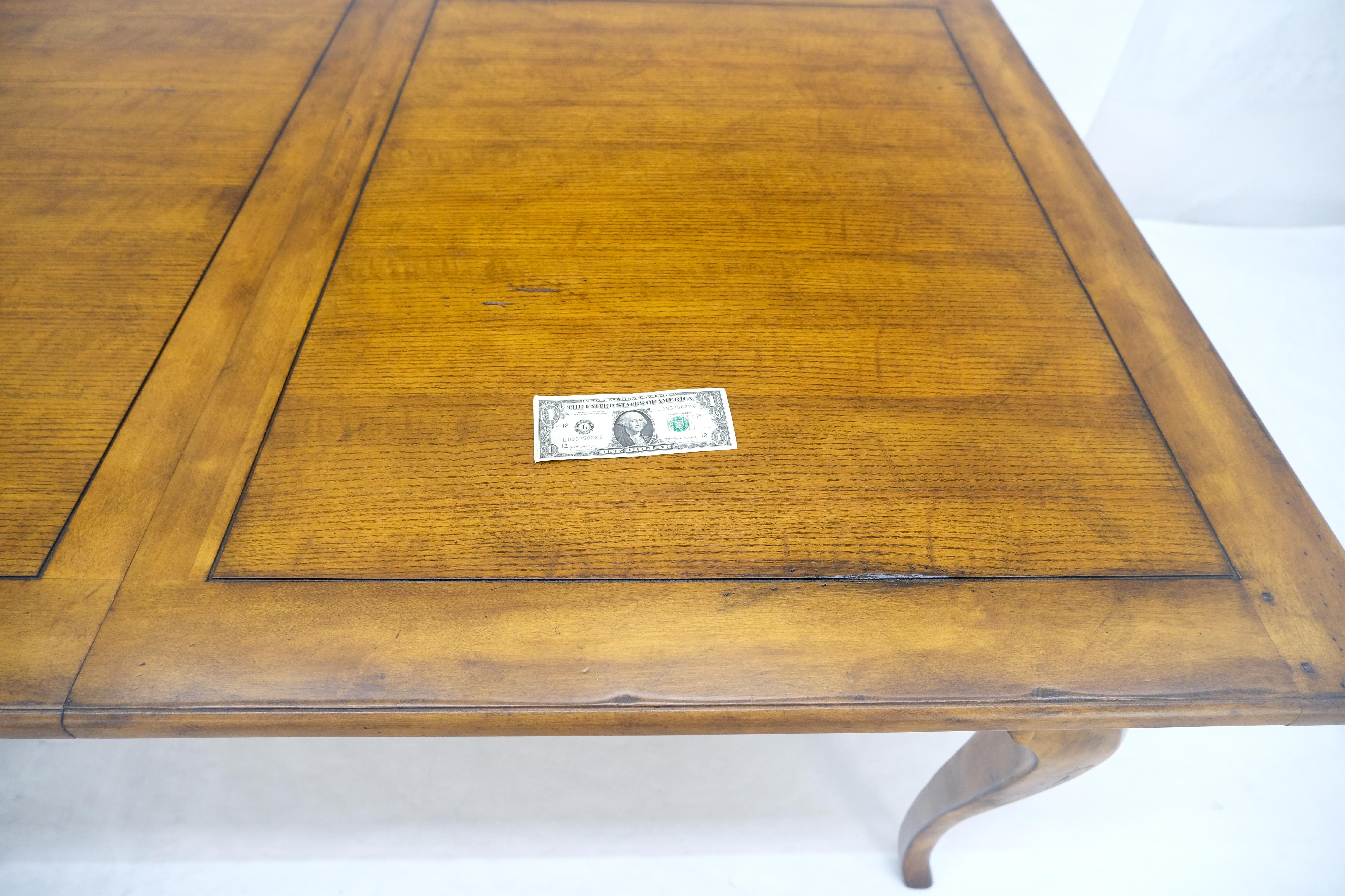 20ième siècle Table de salle à manger en châtaignier et cerisier à pieds cabrioles 2x18