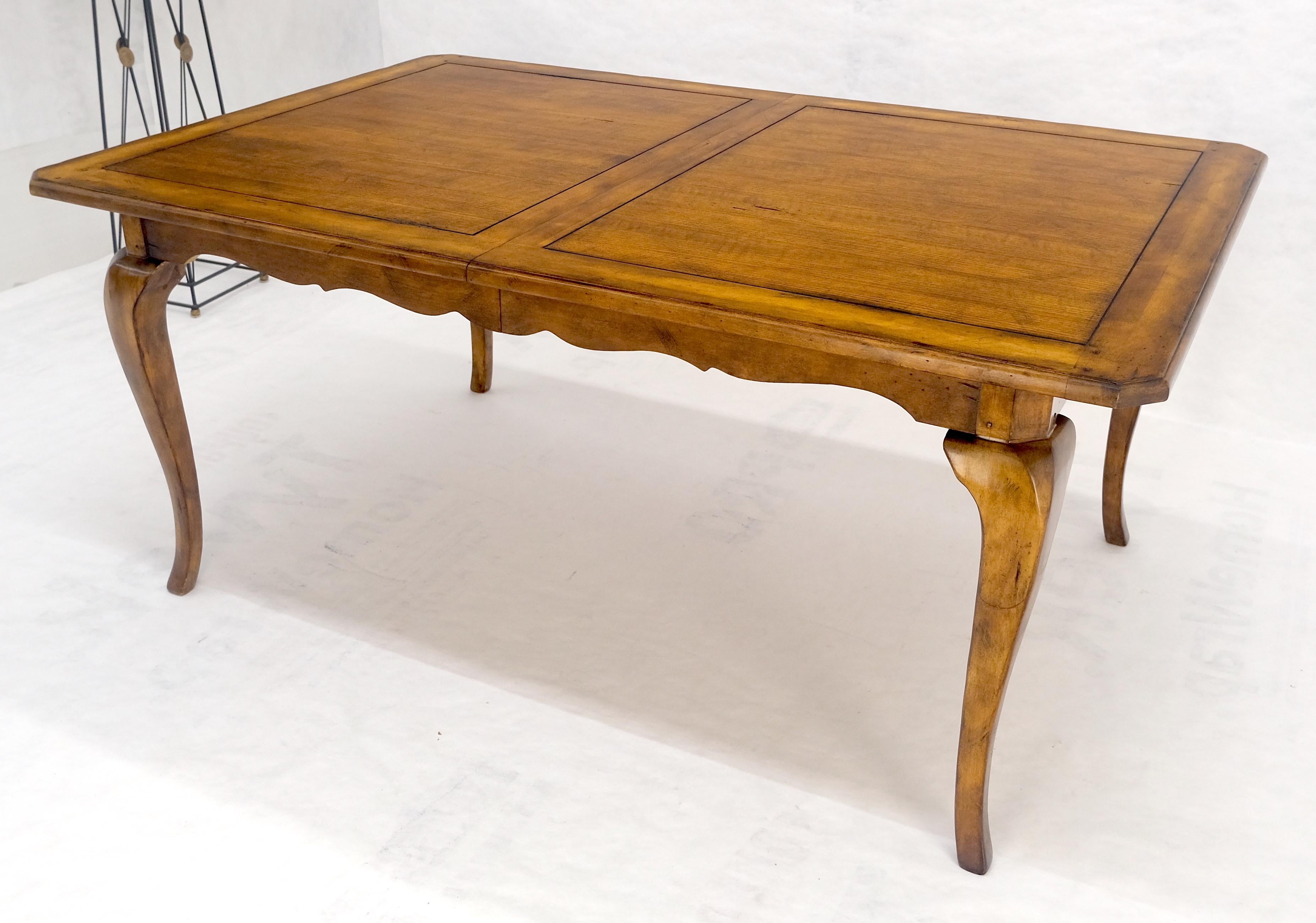 Cerise Table de salle à manger en châtaignier et cerisier à pieds cabrioles 2x18