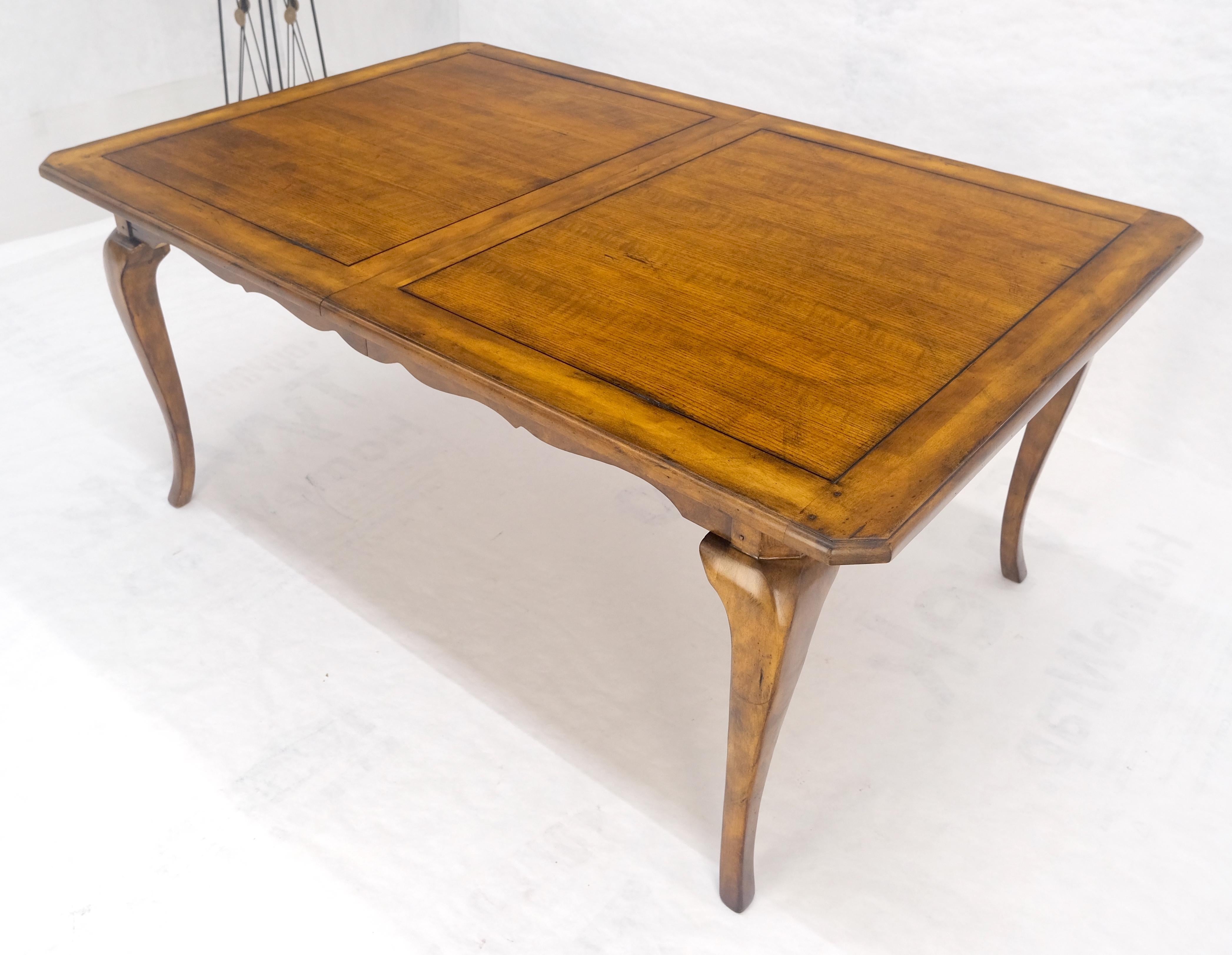 Table de salle à manger en châtaignier et cerisier à pieds cabrioles 2x18