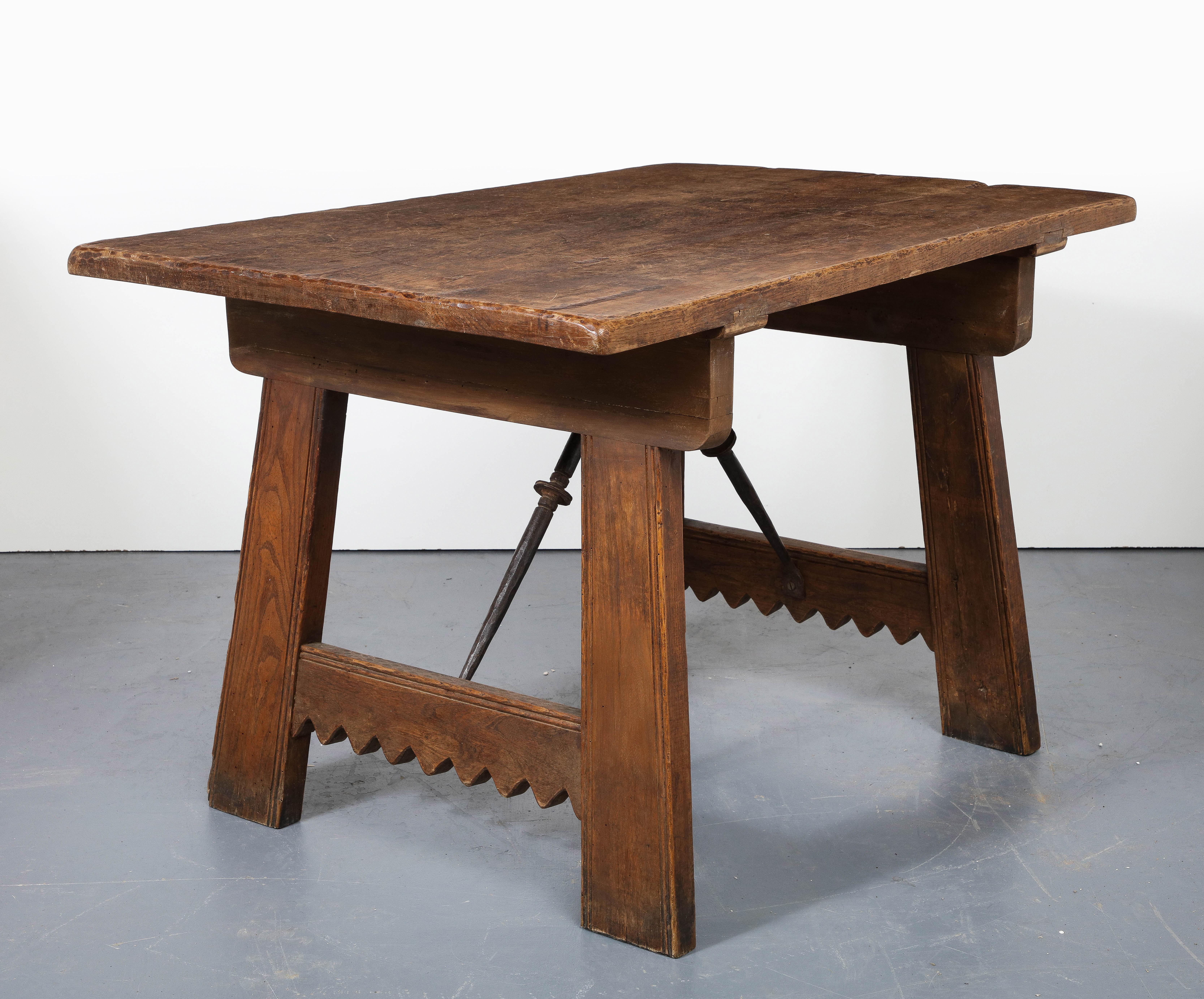 Chestnut and Elm Table, Spain, circa 1910 For Sale 3