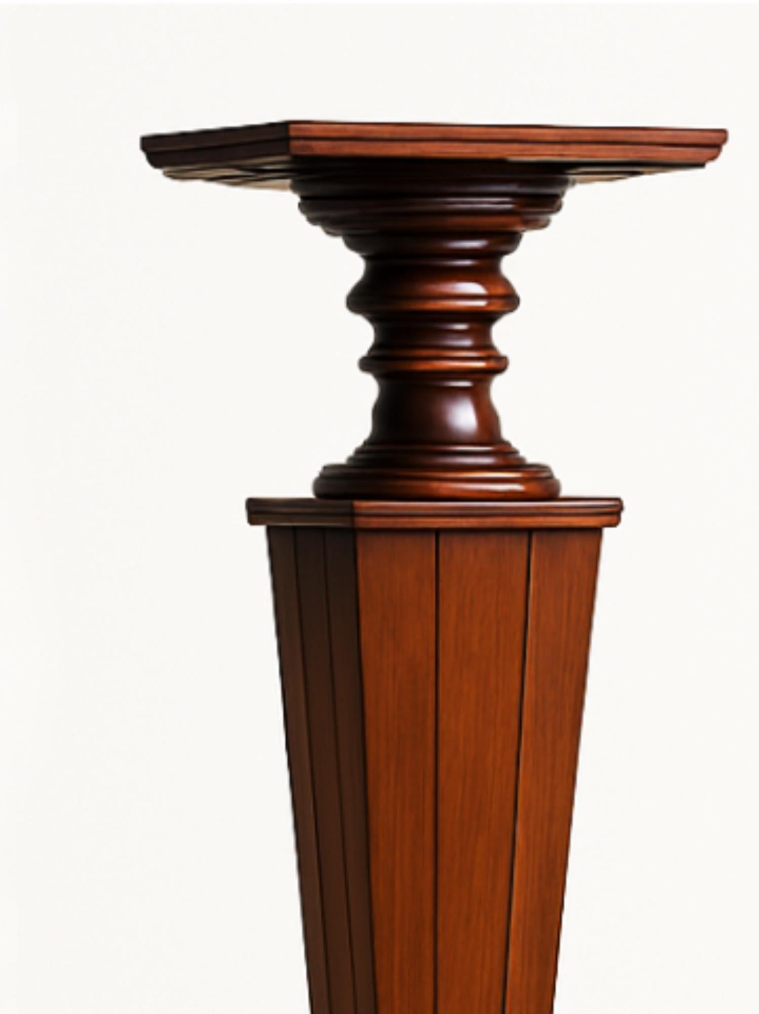 Français Colonne à piédestal Art Déco en châtaignier, 20e siècle en vente