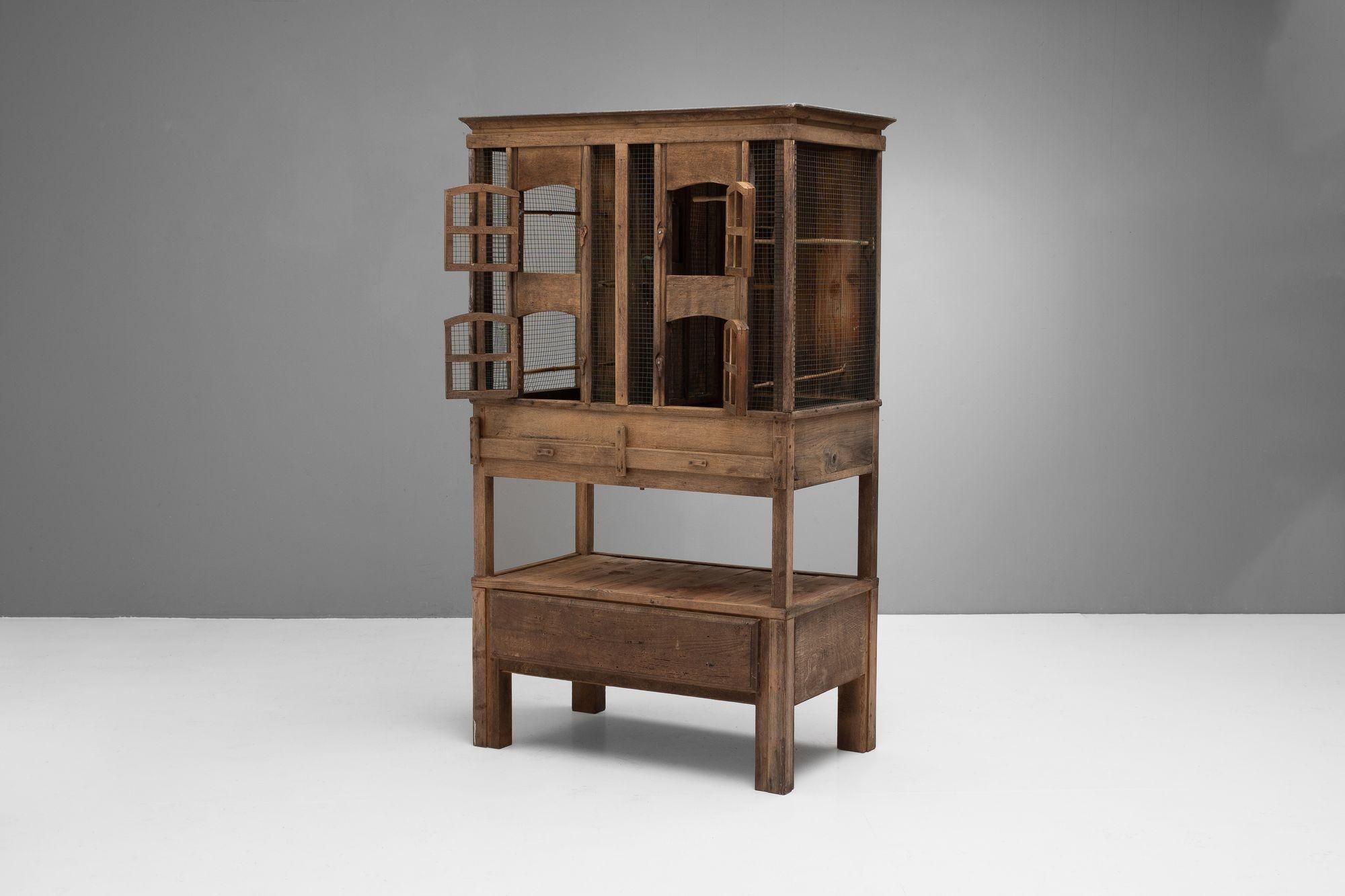 Chestnut Aviary In Good Condition For Sale In London, England