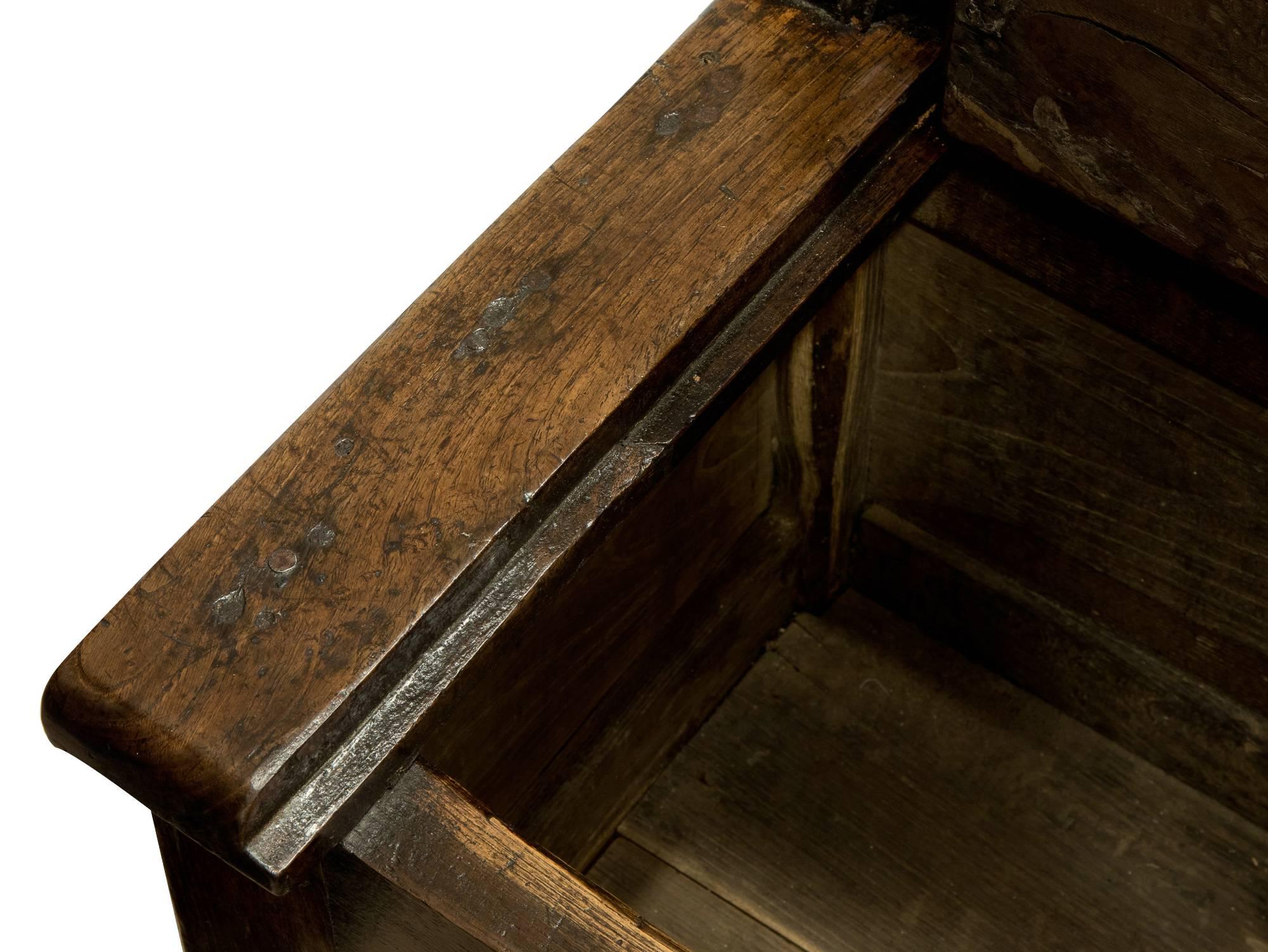 Mid-19th Century Chestnut Settle with lift up lid and low back (Französische Provence)