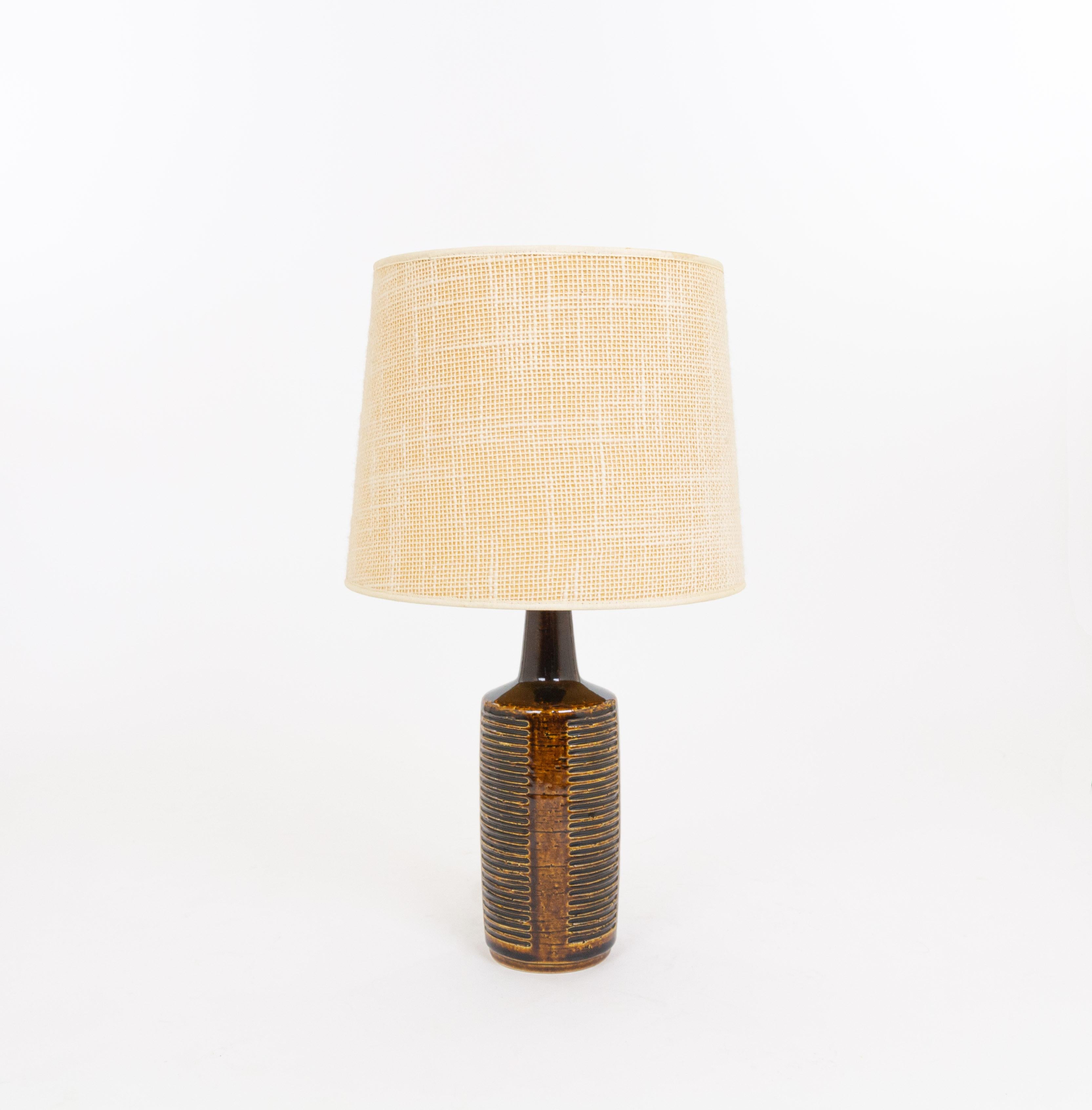 Model DL/30 table lamp made by Annelise and Per Linnemann-Schmidt for Palshus in the 1960s. The colour of the handmade decorated base is Chestnut Brown. It has impressed, geometric patterns.

The lamp comes with its original lampshade holder. The