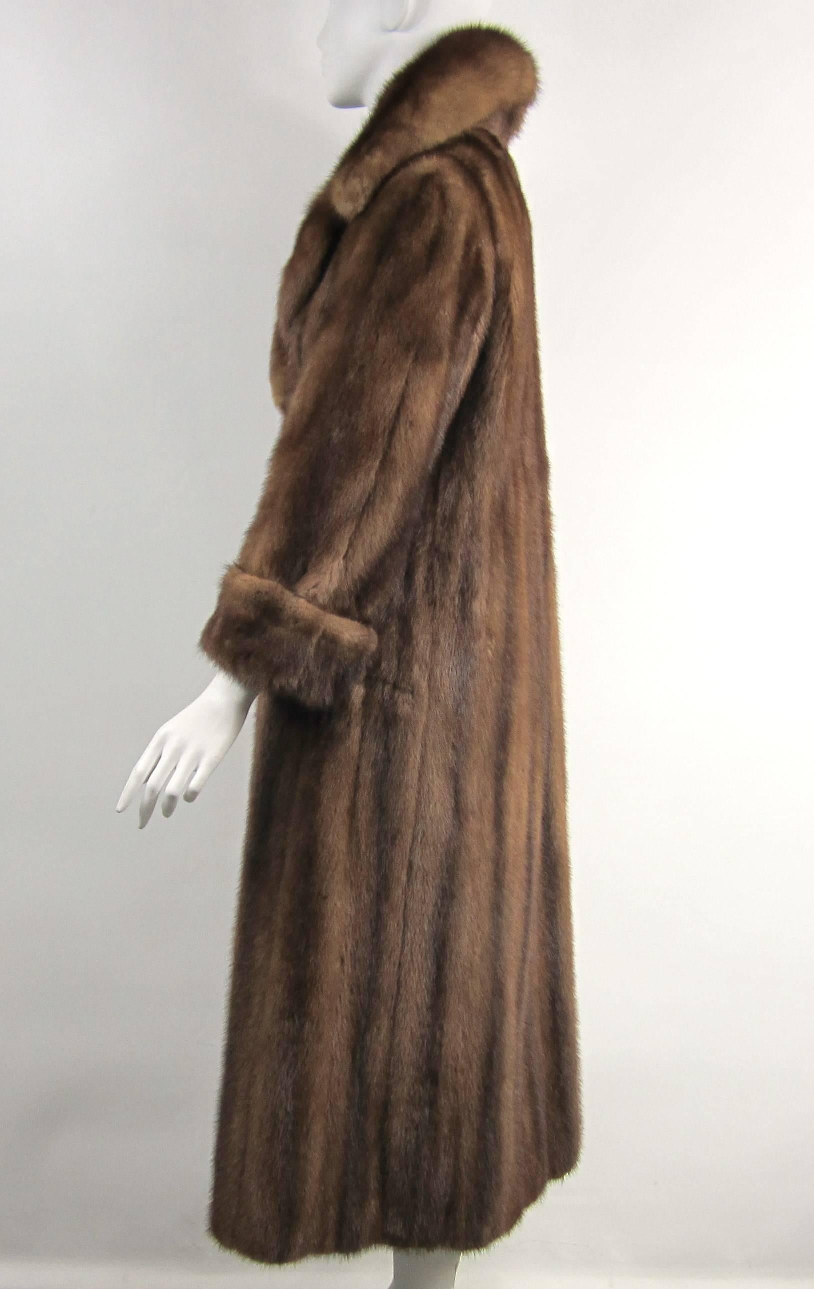  Chestnut Brown Long Mink Wide Collar Coat - Vintage  In Good Condition In Wallkill, NY