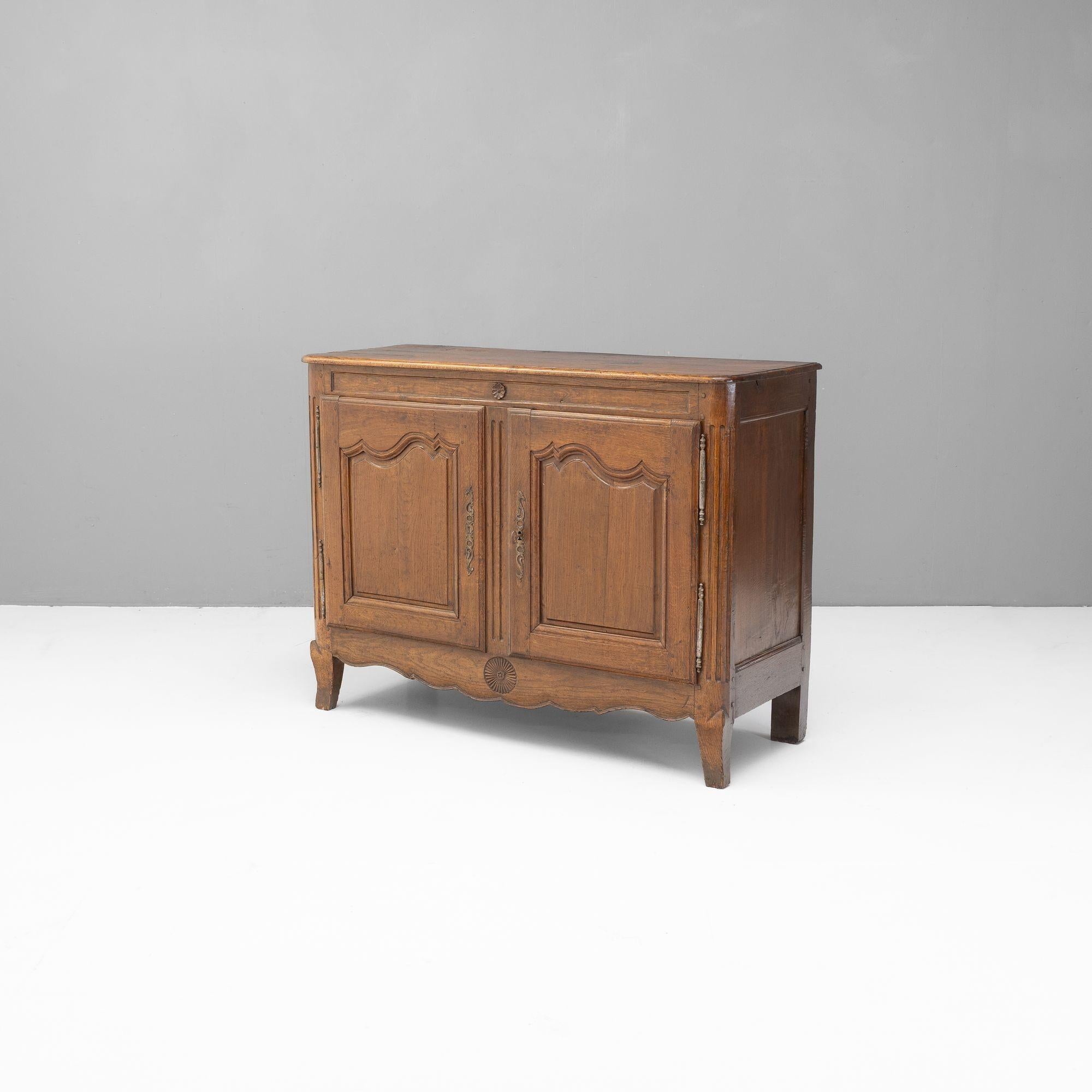 Bufé francés de dos puertas / dos cajones en castaño. Francia, hacia 1870.
Alto 97 cm x Ancho 130 cm x Fondo 49 cm
Ponte en contacto con nosotros para obtener un presupuesto exacto del envío.