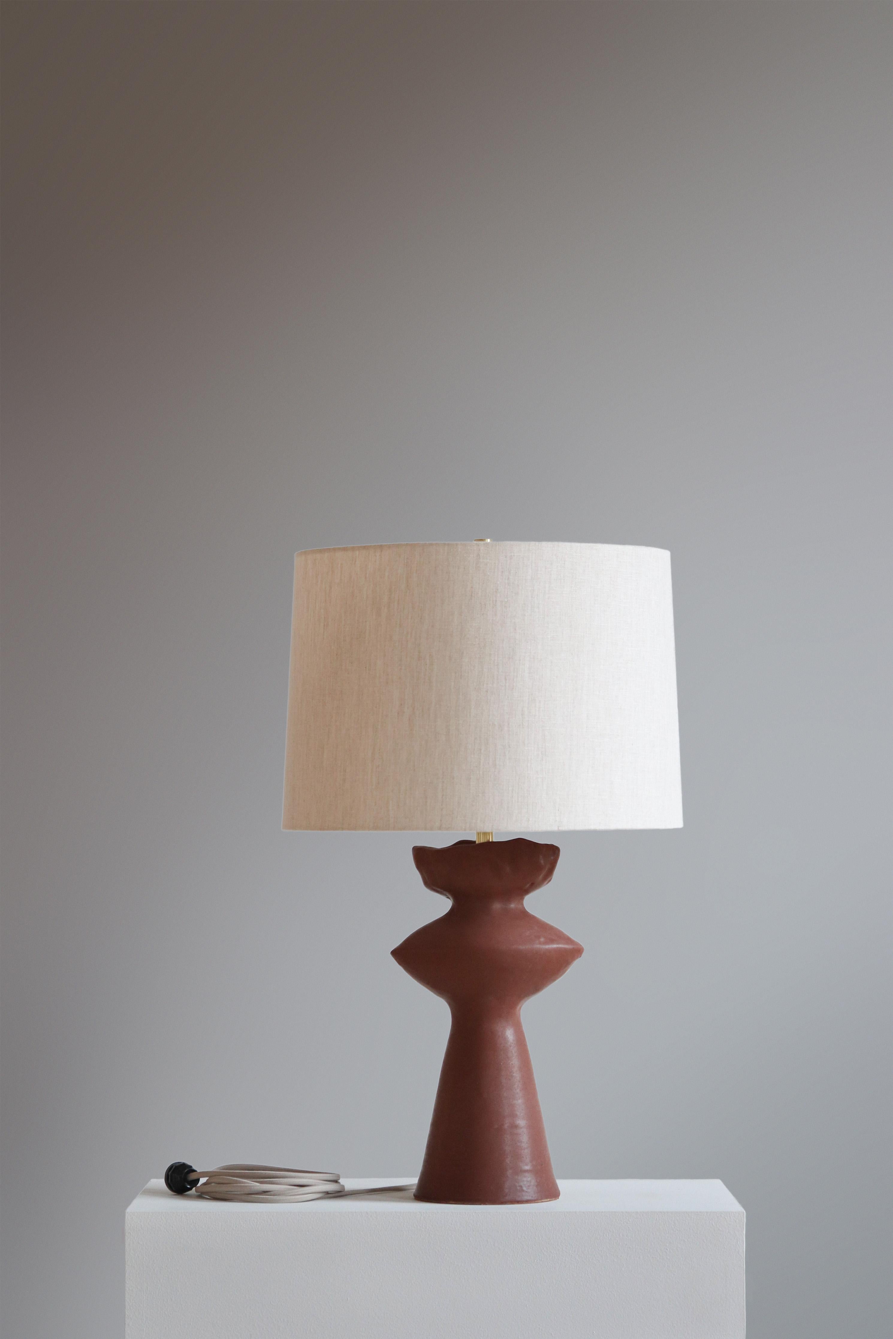 Chestnut Cicero 26 Table Lamp by Danny Kaplan Studio
Dimensions: ⌀ 41 x H 66 cm
Materials: Glazed Ceramic, Unfinished Brass, Linen

This item is handmade, and may exhibit variability within the same piece. We do our best to maintain a consistent
