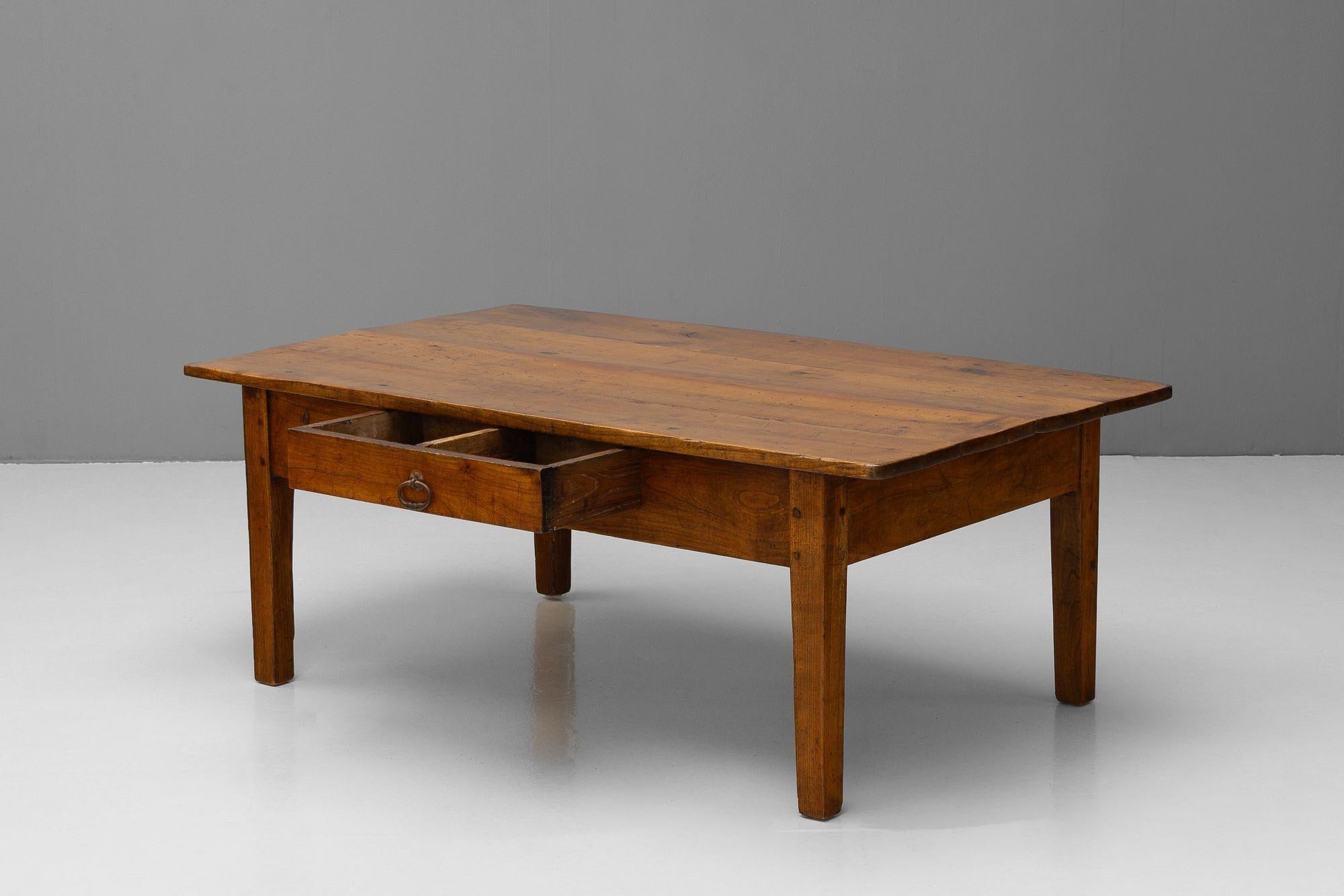 Table basse française en châtaignier (hauteur réduite). Circa 1870.


H 51cm x L 134cm x P 79cm